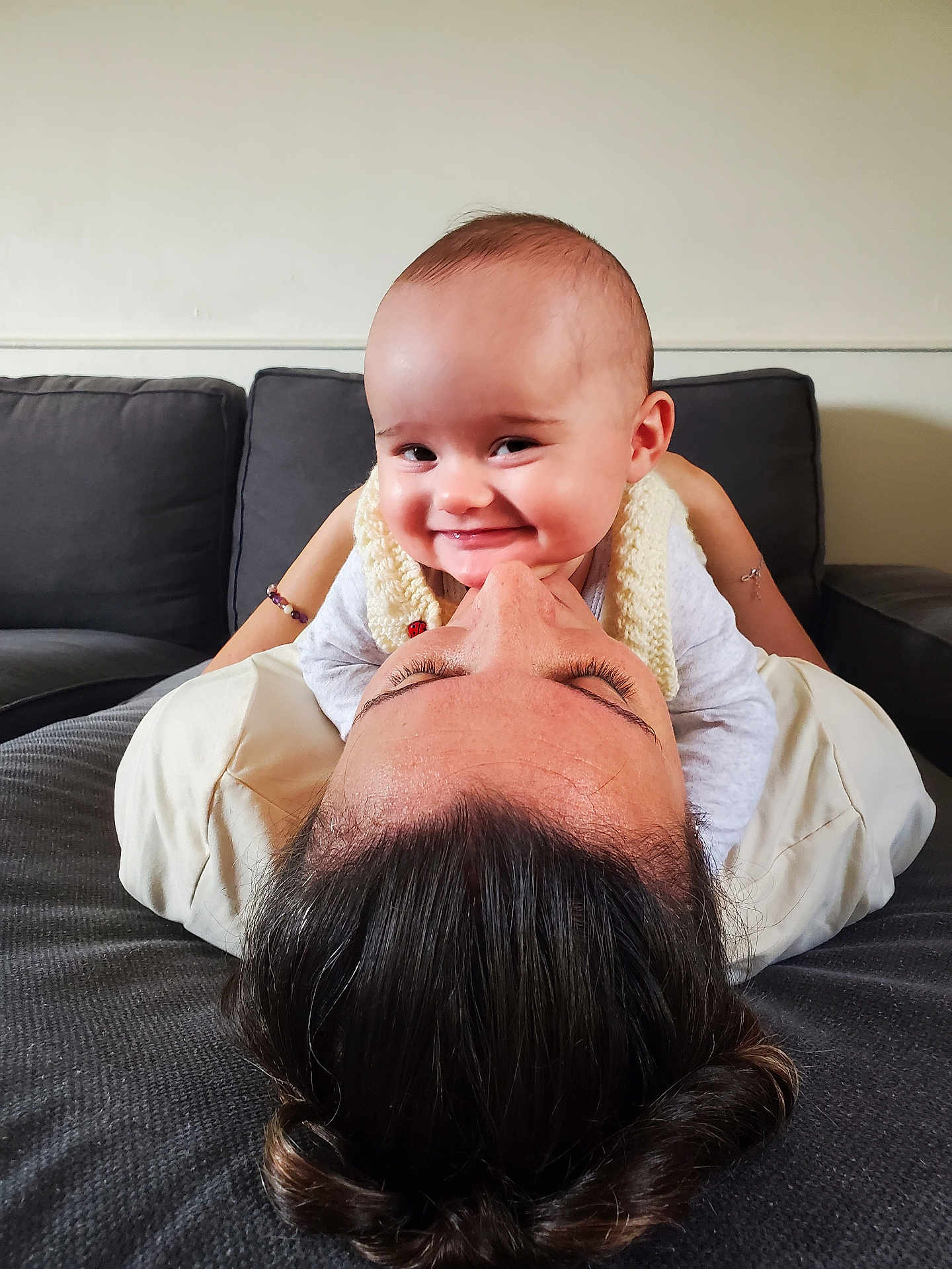 Giulia participe au concours pour gagner de l'argent avec cette photo : baby, adult, smile, face, couch, indoor, person, happy, child, family, love, affection, closeup, head, skin, hair, casual, relaxation, bonding, cozy