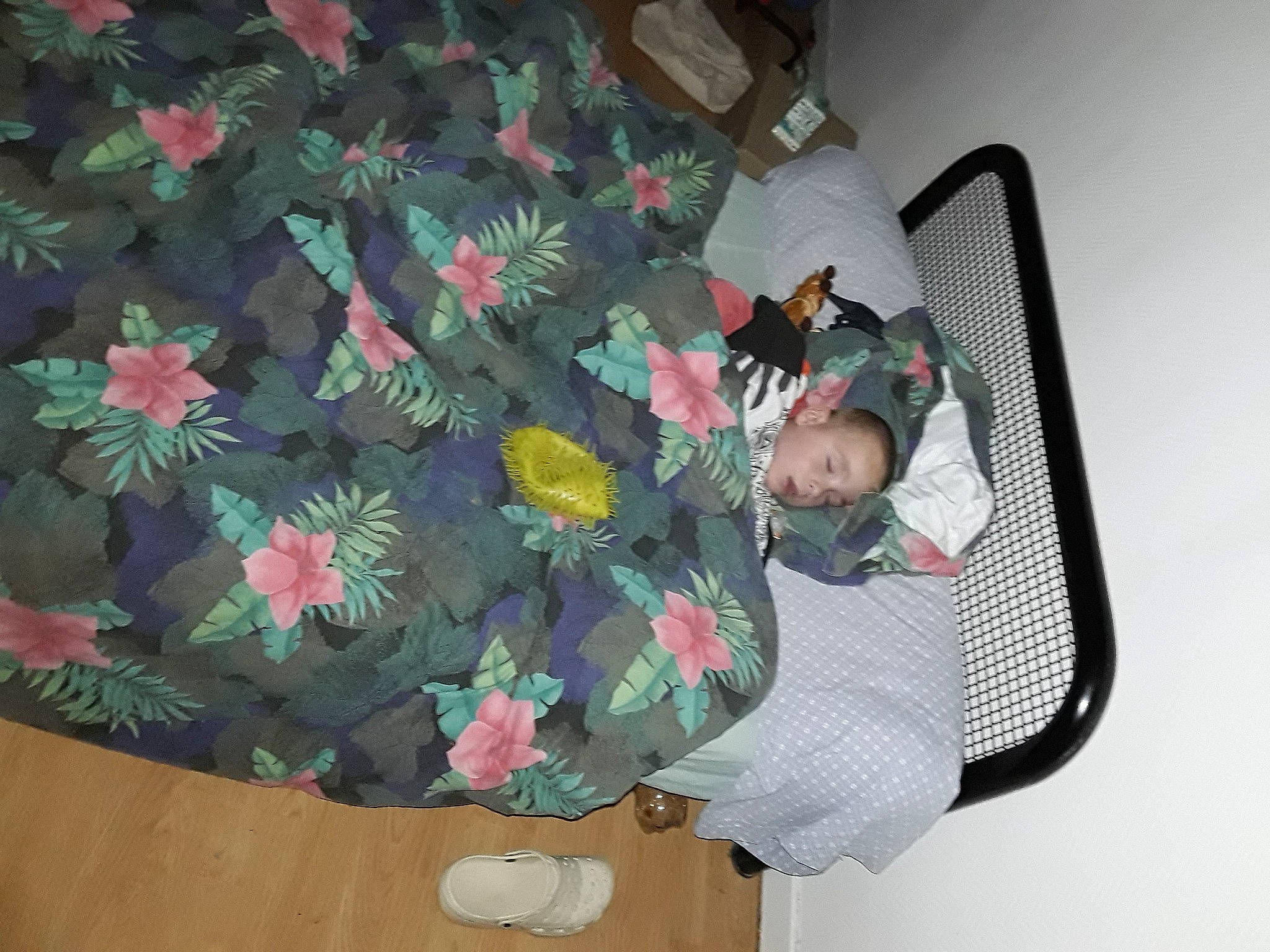 Ugo participe au concours pour gagner de l'argent avec cette photo : baby_products, baby_toddler_clothing, camouflage, child, comfort, linens, military_camouflage, pattern, person, room, t_shirt, textile, toddler, tree, wood