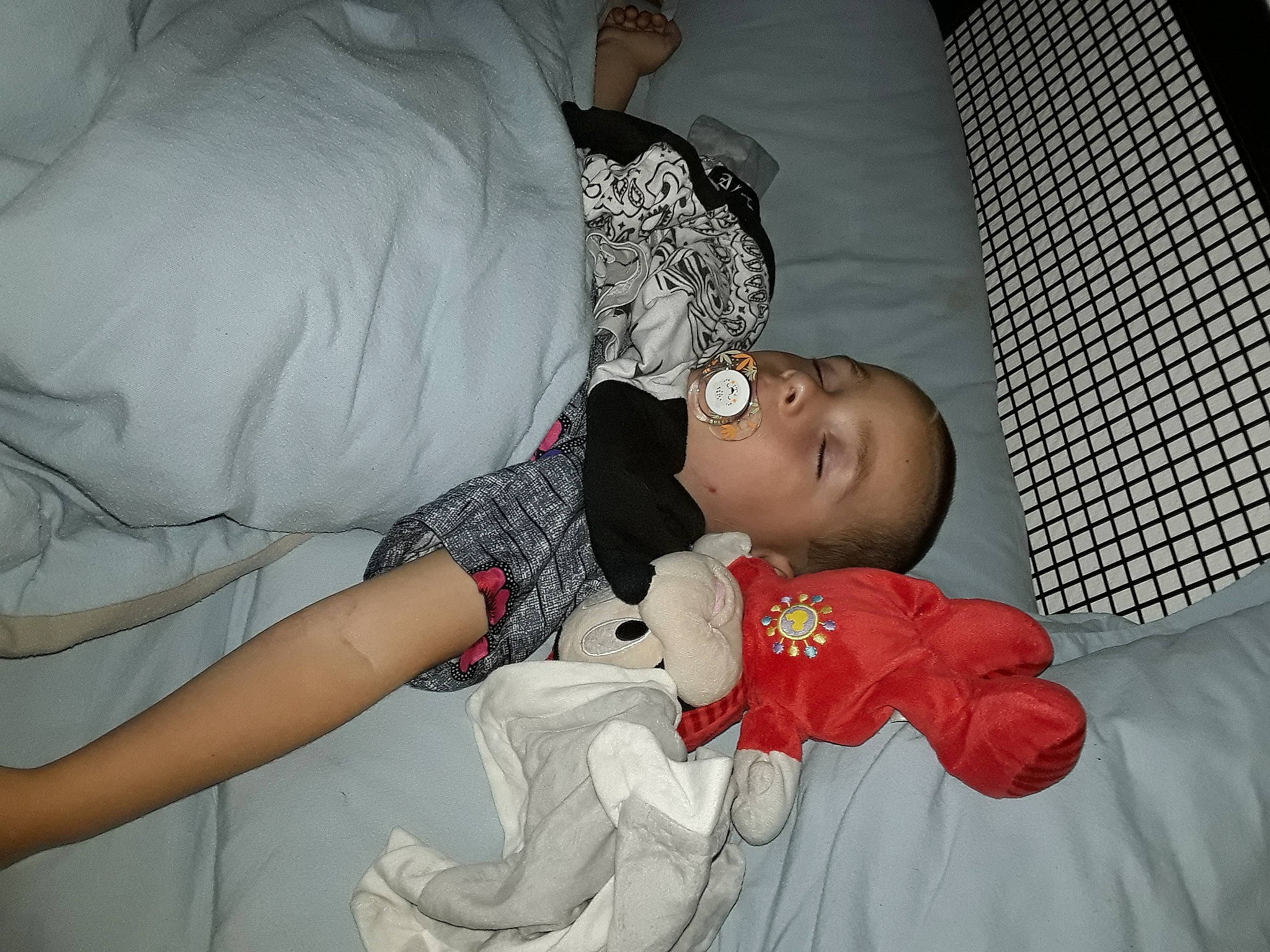 Ugo participe au concours pour gagner de l'argent avec cette photo : bedding, carmine, child, comfort, couch, elbow, event, fashion_design, human_leg, joint, linens, mammal, nap, pattern, person, room, sleep, sleeve, textile, thigh