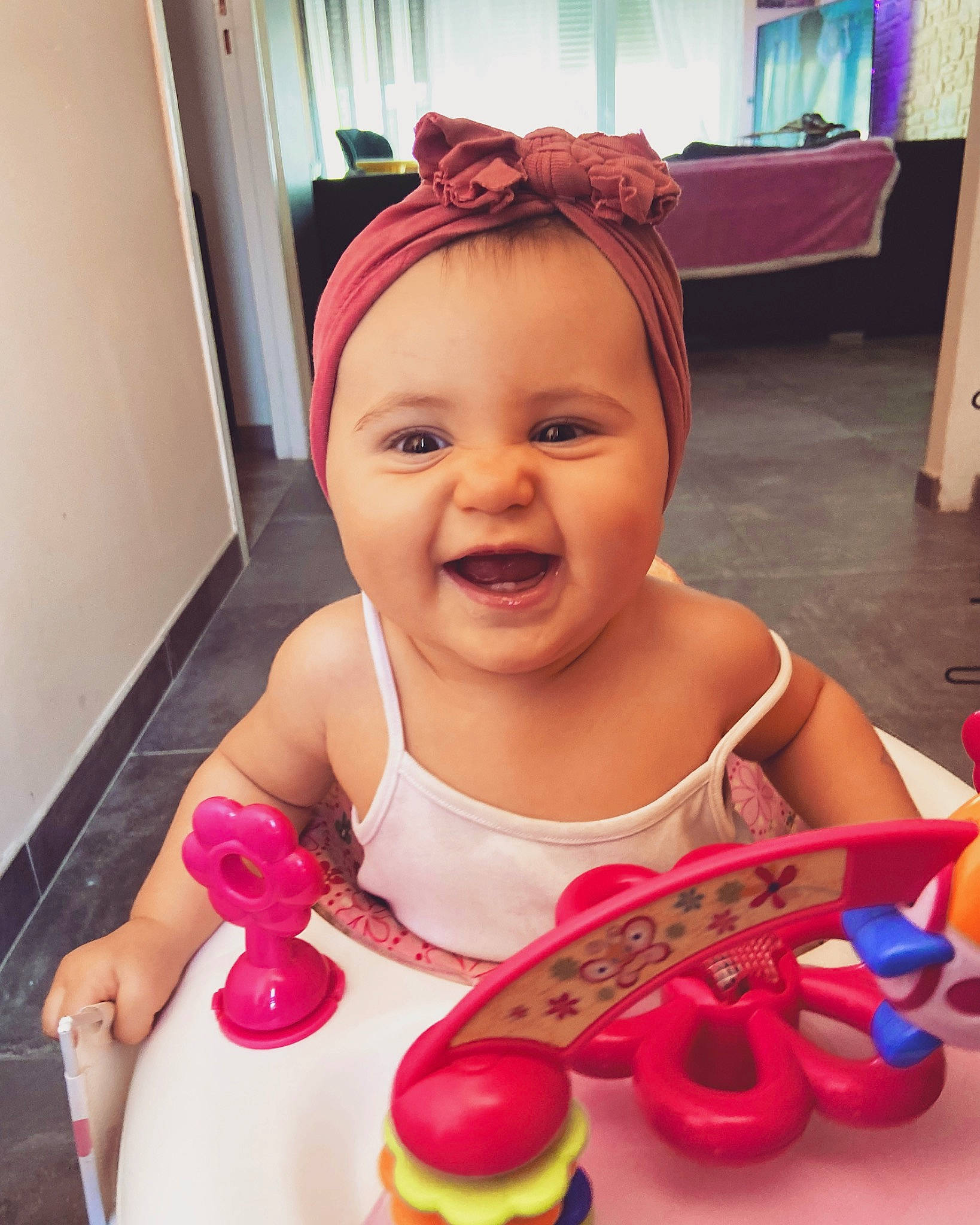 Mia a rejoint le concours — aidez-le/la à gagner de superbes lots ! baby, baby_playing_with_toys, baby_toddler_clothing, cheek, child, facial_expression, fun, happy, head, lip, mouth, nose, organ, person, pink, red, skin, smile, snapshot, toddler