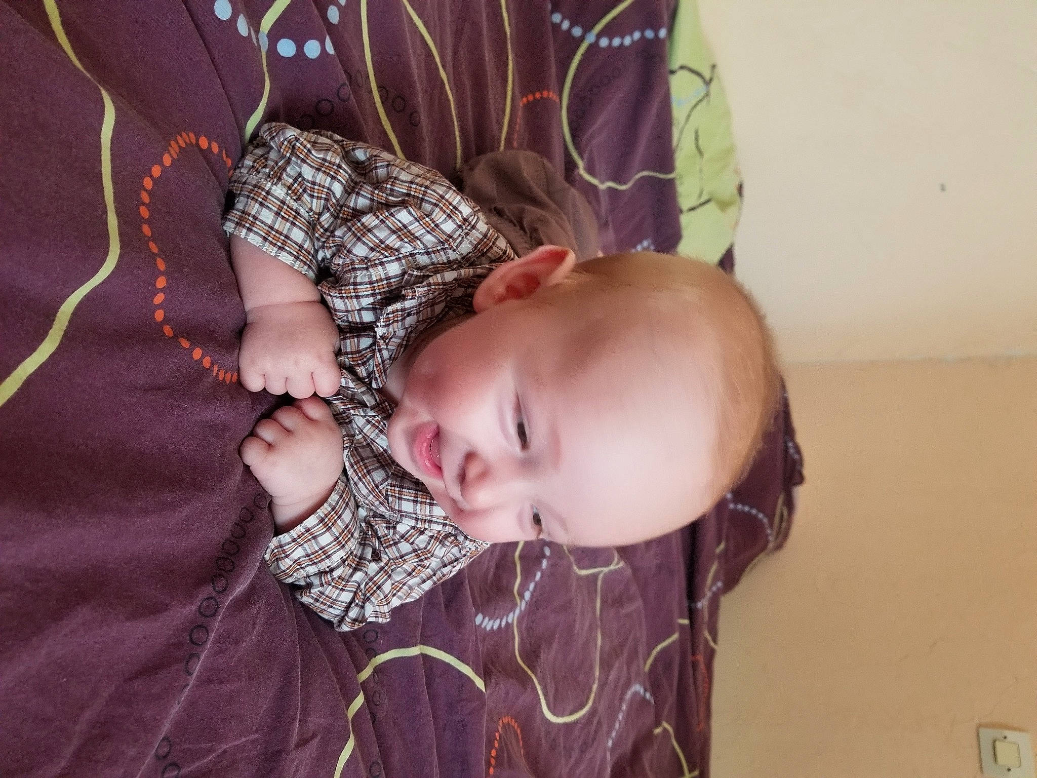 Gabriel participe au concours pour gagner de l'argent avec cette photo : baby, baby_toddler_clothing, cheek, comfort, eyebrow, eyelash, fashion_accessory, finger, hand, happy, iris, mouth, neck, nose, pattern, person, purple, sleeve, textile, toddler