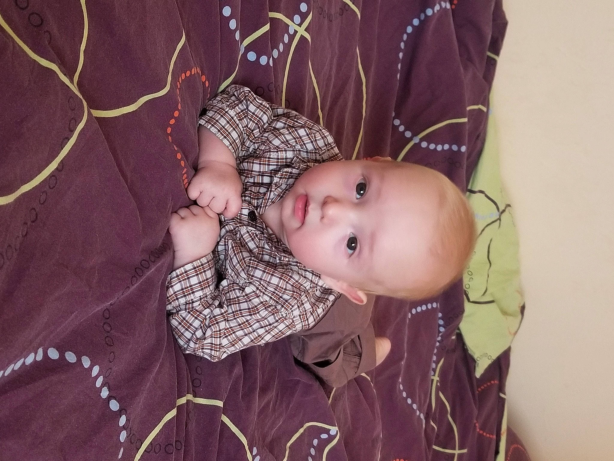 Gabriel participe au concours pour gagner de l'argent avec cette photo : baby, baby_products, baby_toddler_clothing, child, comfort, fashion_accessory, linens, magenta, pattern, person, pink, plaid, purple, room, sleeve, textile, toddler, wood