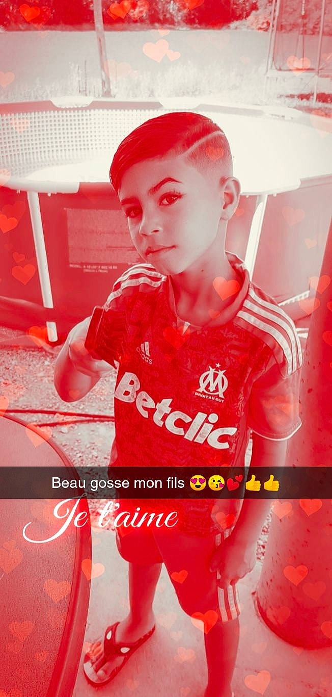 Daysson a rejoint le concours — aidez-le/la à gagner de superbes lots ! cool, graphic_design, person, red