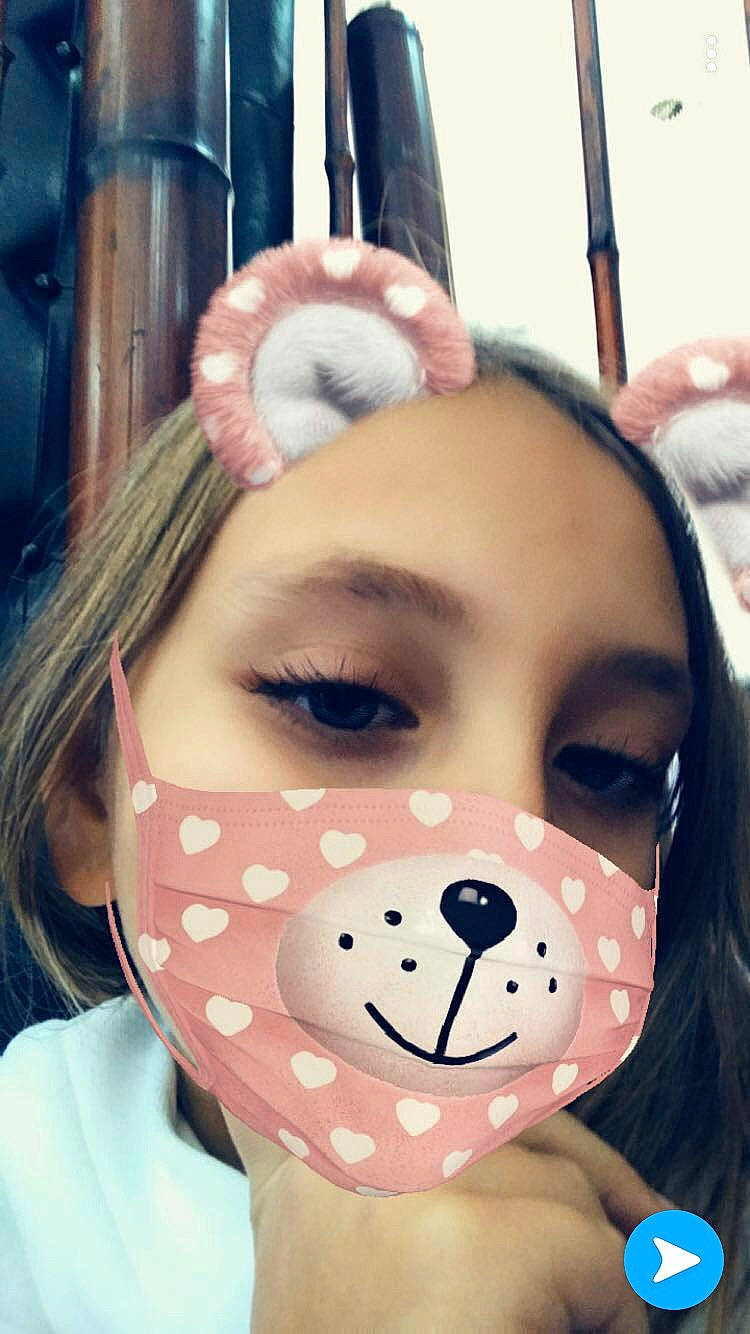 Selena participe au concours pour gagner de l'argent avec cette photo : cheek, ear, eye, eyelash, face, head, lip, mouth, nose, person, snout