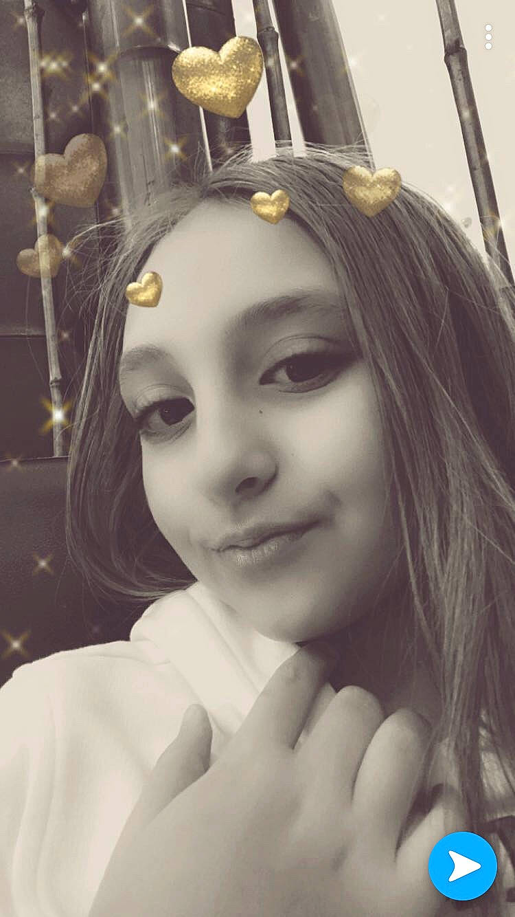 Selena participe au concours pour gagner de l'argent avec cette photo : beauty, black_hair, cheek, chin, eye, eyebrow, eyelash, face, forehead, hair, hairstyle, head, lady, lip, long_hair, nose, person, photography, selfie, smile