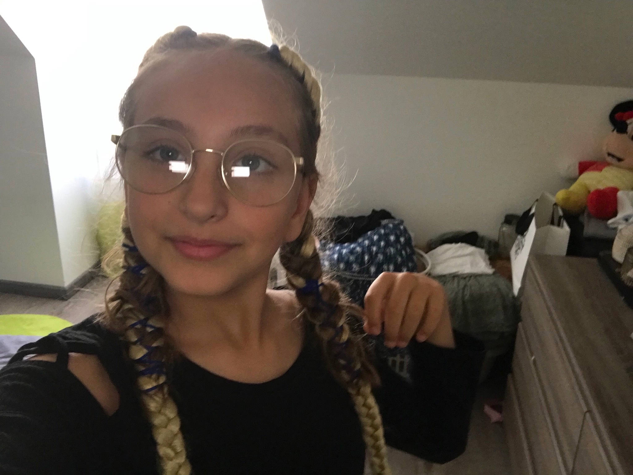 Selena a rejoint le concours — aidez-le/la à gagner de superbes lots ! black_hair, braid, cool, eye, eyebrow, eyewear, face, glasses, hair, hairstyle, head, jaw, lip, long_hair, person, photography, selfie, sunglasses, vision_care