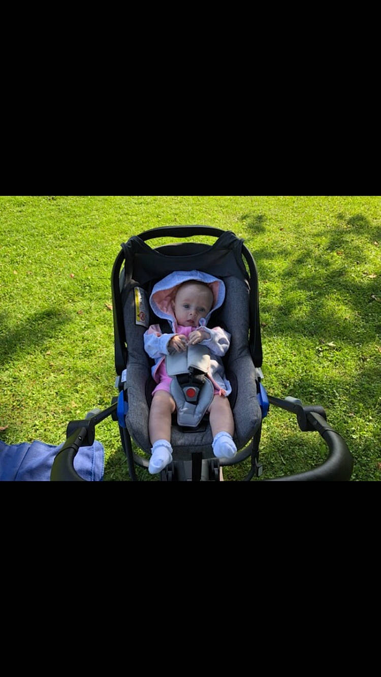 Emma a rejoint le concours — aidez-le/la à gagner de superbes lots ! baby_carriage, baby_products, car_seat, child, grass, person, photography, product, toddler