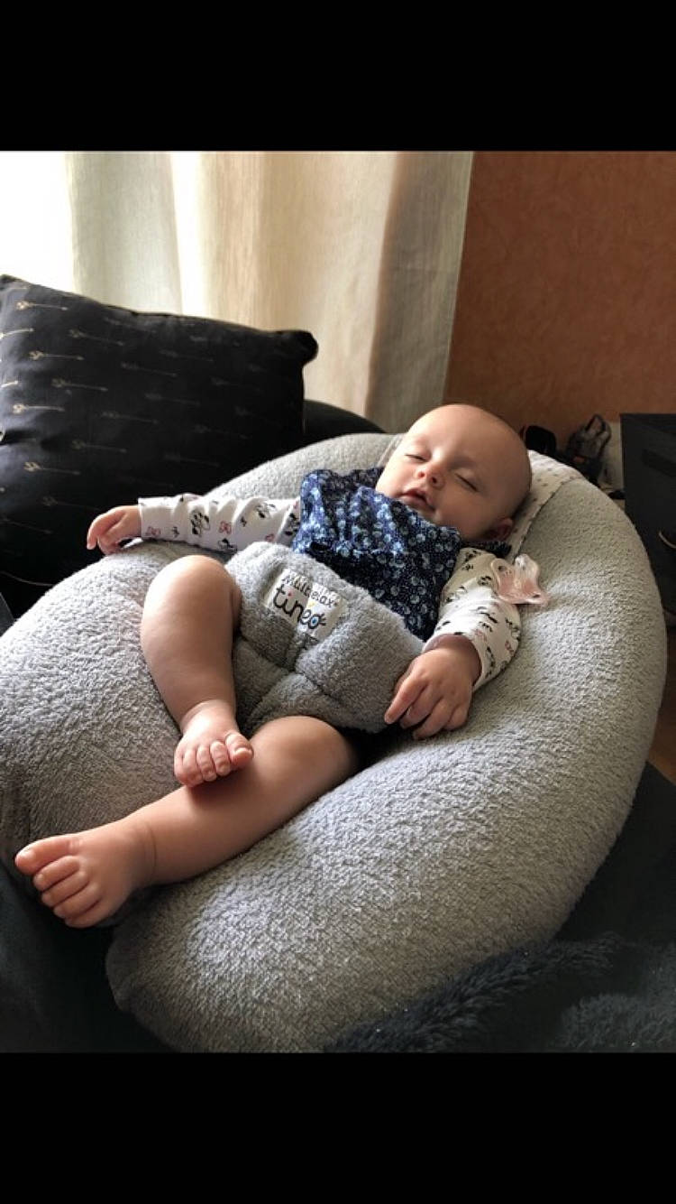 Emma a rejoint le concours — aidez-le/la à gagner de superbes lots ! baby, bean_bag, child, comfort, furniture, person, toddler