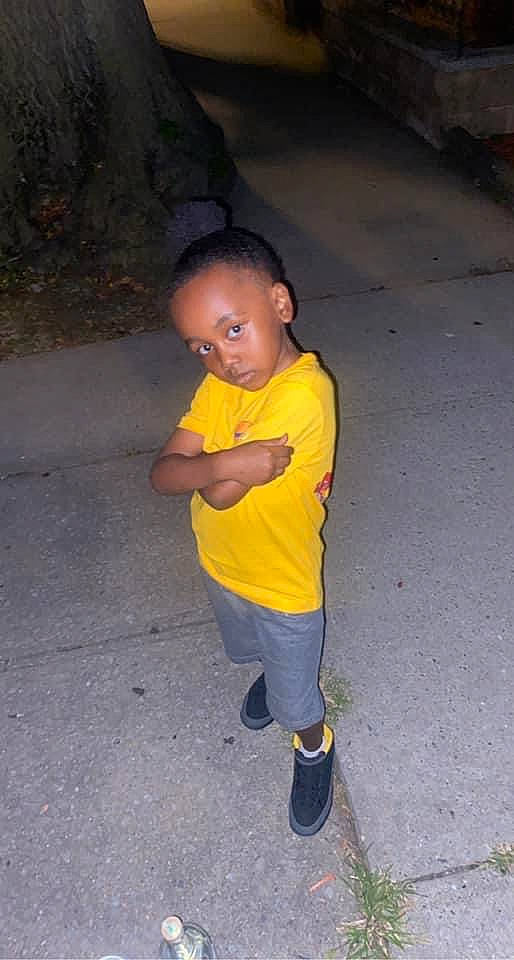 Kotto is registered to the contest to win money with this photo: asphalt, boot, child, concrete, flash_photography, fun, grass, human_body, leisure, person, play, recreation, road, road_surface, sitting, soil, t_shirt, toddler, tree