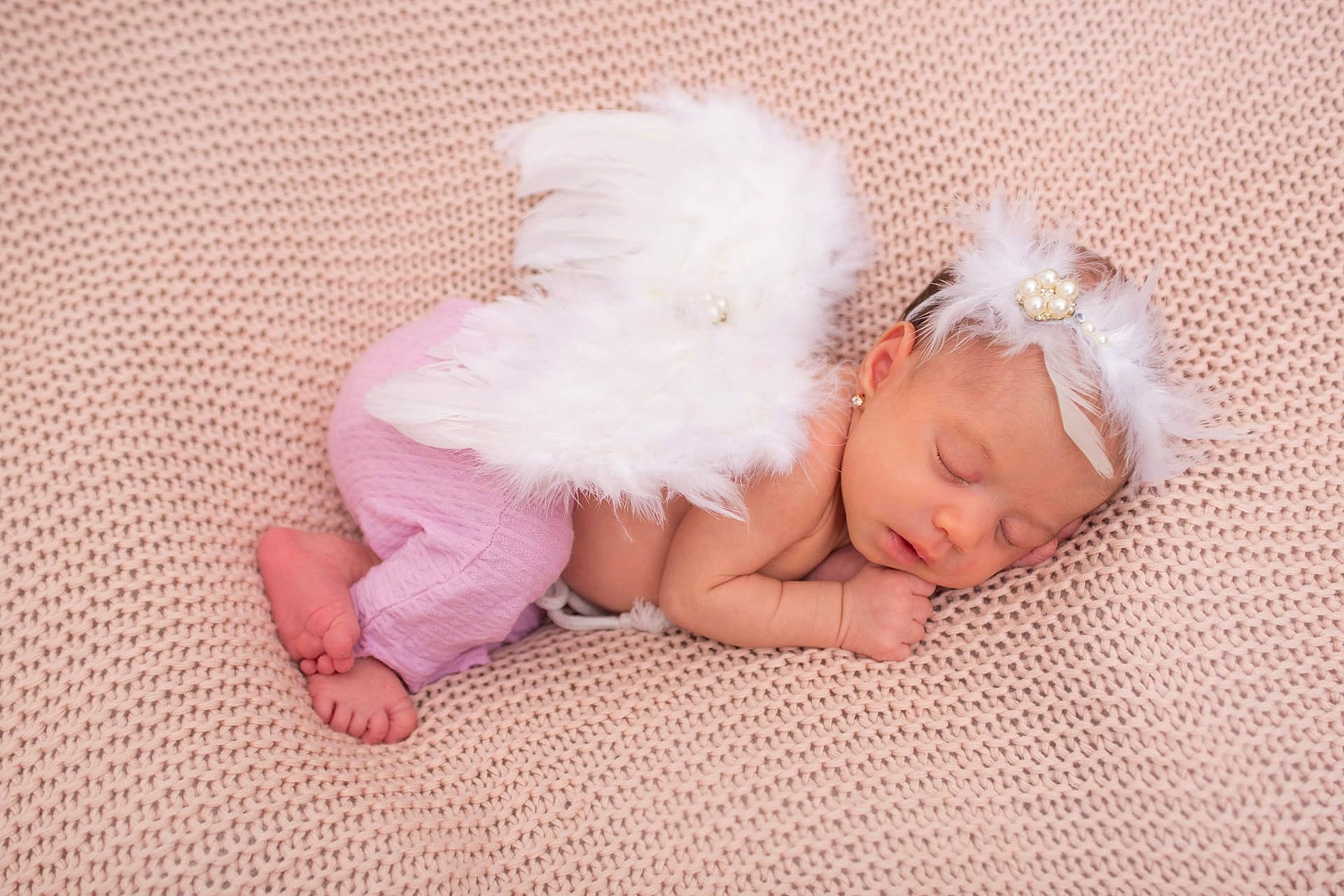 Eloa a rejoint le concours — aidez-le/la à gagner de superbes lots ! baby, baby_sleeping, baby_toddler_clothing, child, comfort, fashion_accessory, fawn, flooring, foot, fur, hair_accessory, headband, headpiece, headwear, linens, nail, pattern, person, pink, skin