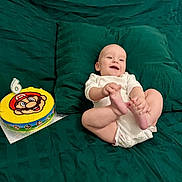 Thiago participe au concours pour gagner de l'argent avec cette photo : baby, child, smiling, onesie, bed, pillow, cake, birthday_cake, super_mario, number_candle, green_bedspread, happy, playful, feet, celebration, indoor, person, cute, infant, food