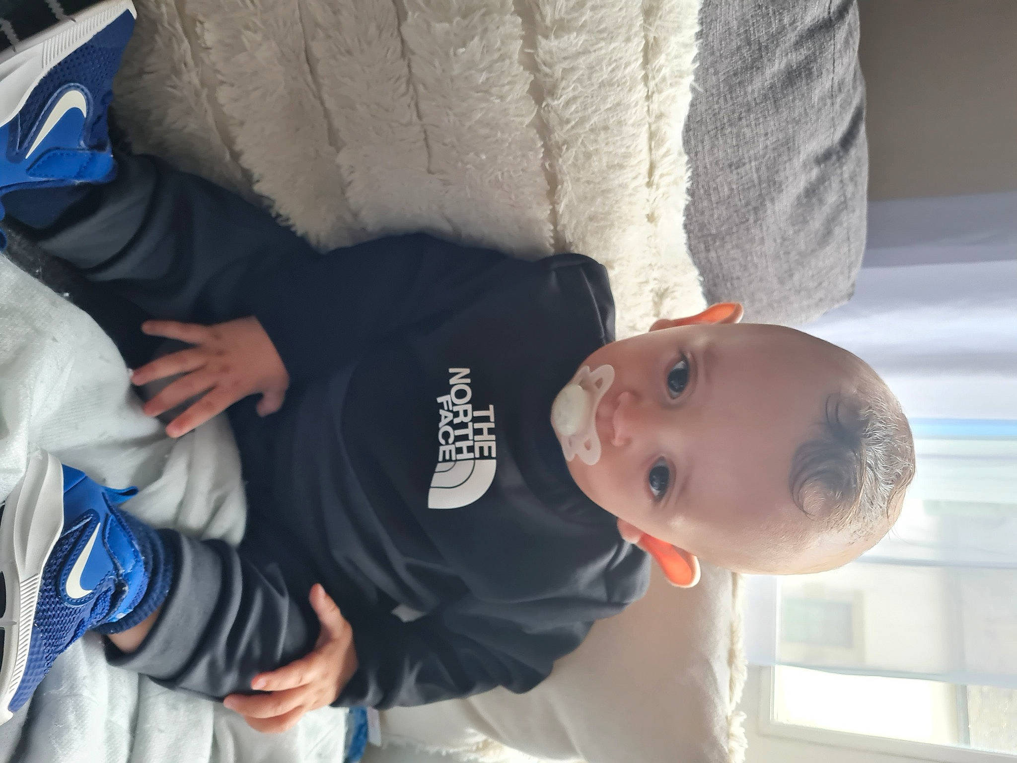 Rayane a rejoint le concours — aidez-le/la à gagner de superbes lots ! baby, baby_toddler_clothing, child, comfort, elbow, eye, fun, hand, hat, joint, nose, person, sitting, smile, t_shirt, toddler, tree, water