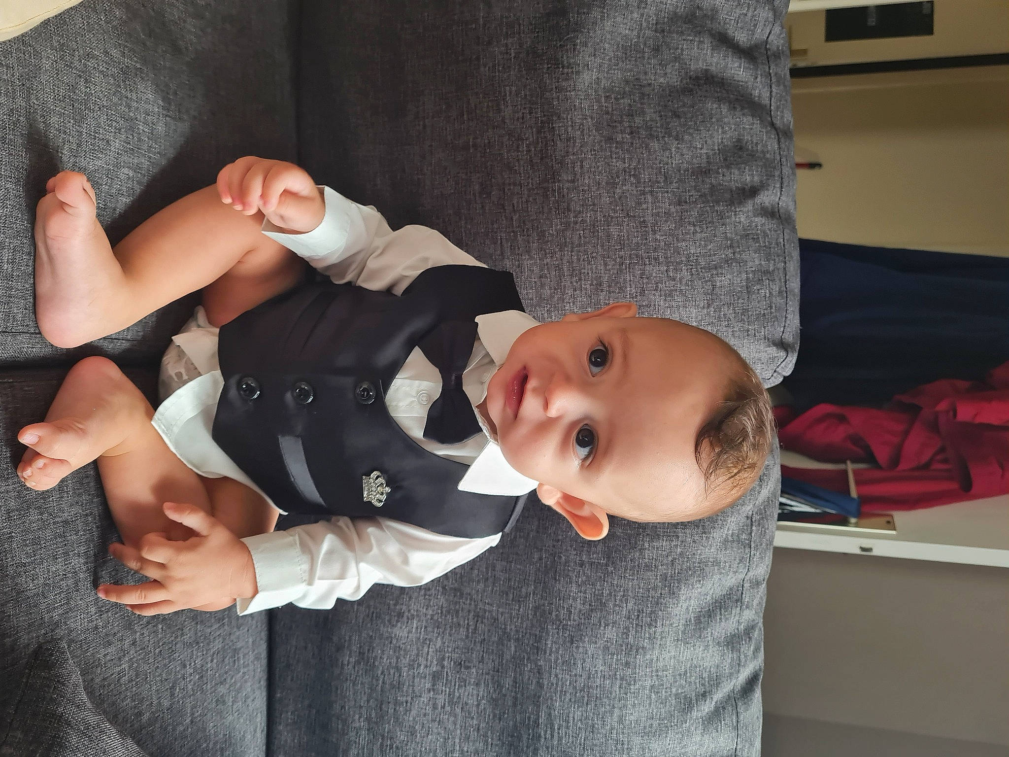 Rayane participe au concours pour gagner de l'argent avec cette photo : baby, baby_carriage, baby_products, baby_safety, baby_toddler_clothing, cheek, child, comfort, elbow, finger, gesture, hat, lap, mammal, person, sitting, sleeve, smile, thigh, toddler