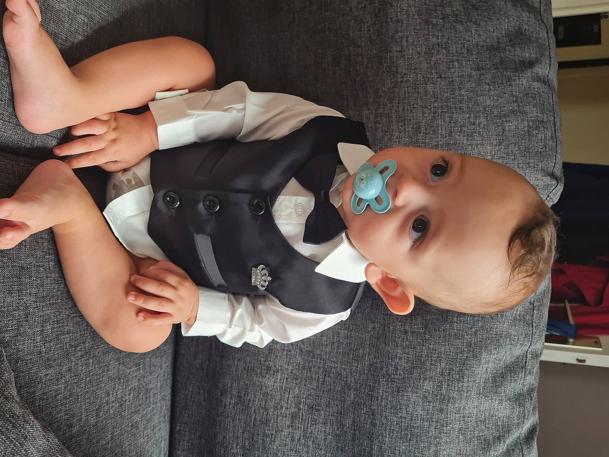 Rayane a rejoint le concours — aidez-le/la à gagner de superbes lots ! baby, baby_products, baby_toddler_clothing, cheek, child, comfort, cool, elbow, finger, gesture, hairstyle, happy, hat, human_body, human_leg, nail, person, skin, thigh, toddler