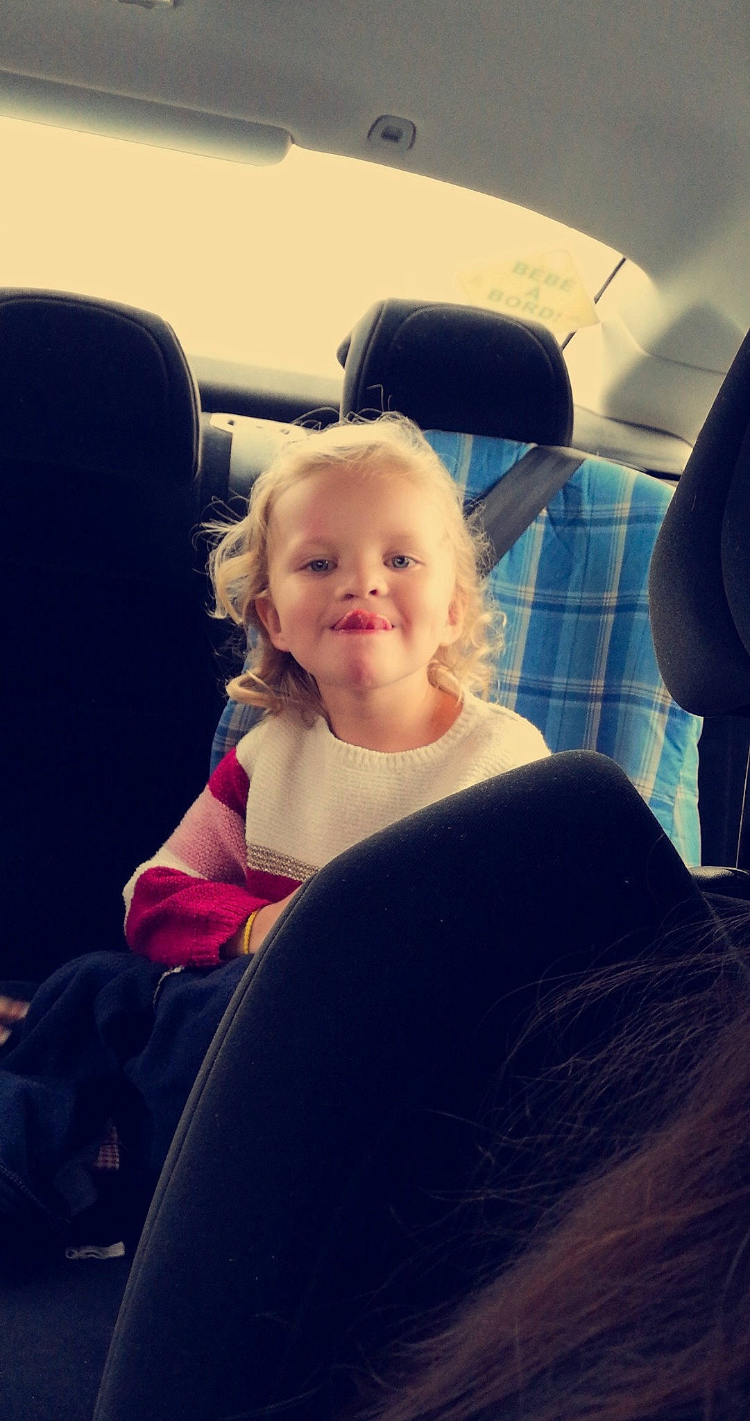 Naëlya participe au concours pour gagner de l'argent avec cette photo : automotive_design, automotive_exterior, car_seat, car_seat_cover, child, cloud, comfort, cool, face, happy, head_restraint, joy, mode_of_transport, morning, motor_vehicle, person, sky, smile, tints_and_shades, toddler