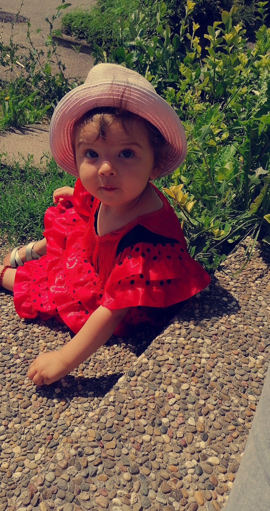 Elyana participe au concours pour gagner de l'argent avec cette photo : cap, dress, face, grass, hair, happy, hat, head, headgear, headwear, leisure, lip, nature, outerwear, people_in_nature, person, plant, public_space, sun_hat, toddler