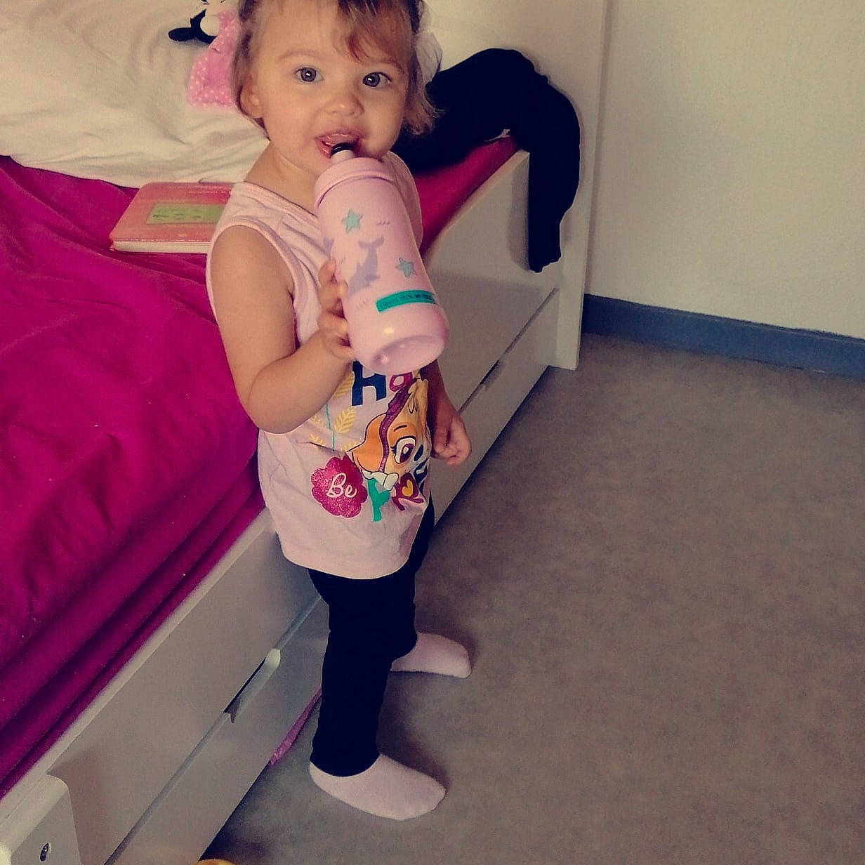 Elyana a rejoint le concours — aidez-le/la à gagner de superbes lots ! baby, baby_products, baby_toddler_clothing, child, comfort, eye, face, flooring, happy, head, human_body, human_leg, person, pink, shorts, sleeve, sportswear, t_shirt, thigh, thumb