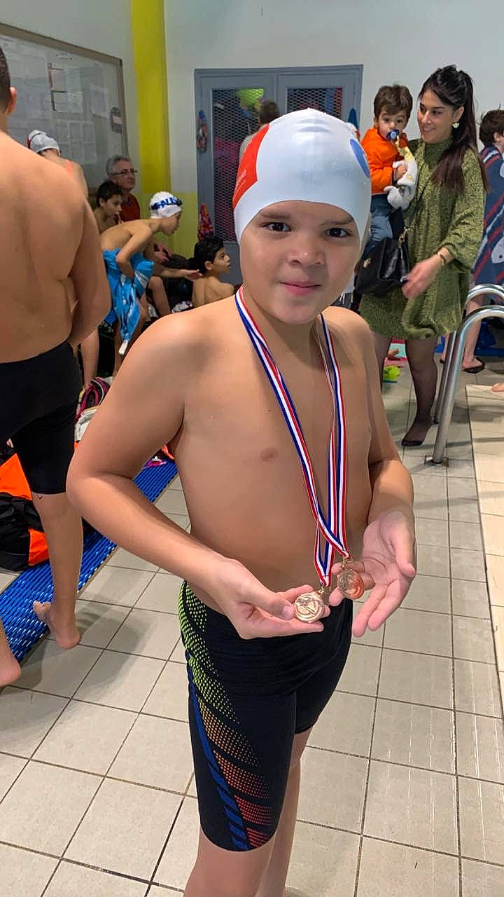 Theo a rejoint le concours — aidez-le/la à gagner de superbes lots ! barechested, cap, chest, cosplay, costume, headgear, headwear, joy, leisure, muscle, person, recreation, swim_cap, swimmer