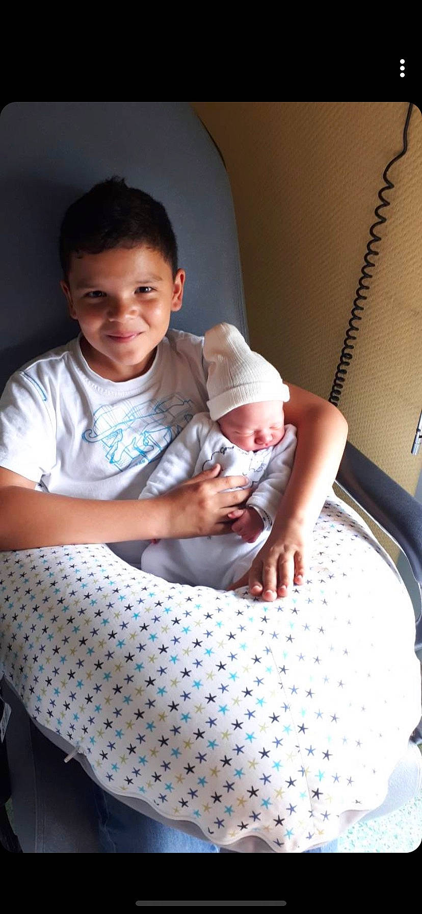 Theo participe au concours pour gagner de l'argent avec cette photo : arm, baby, child, hand, joy, person, sitting, skin, toddler, vacation