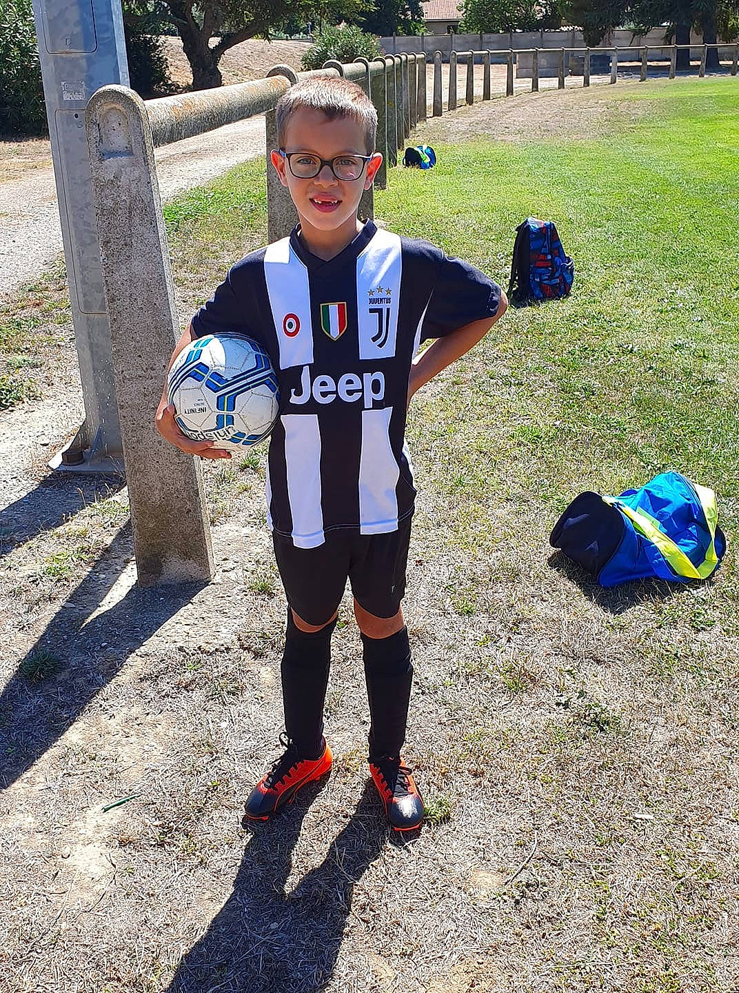 Maxime participe au concours pour gagner de l'argent avec cette photo : ball, championship, child, competition_event, football_player, games, person, player, recreation, sports, sports_equipment, sportswear, style, team, team_sport, tournament, youth