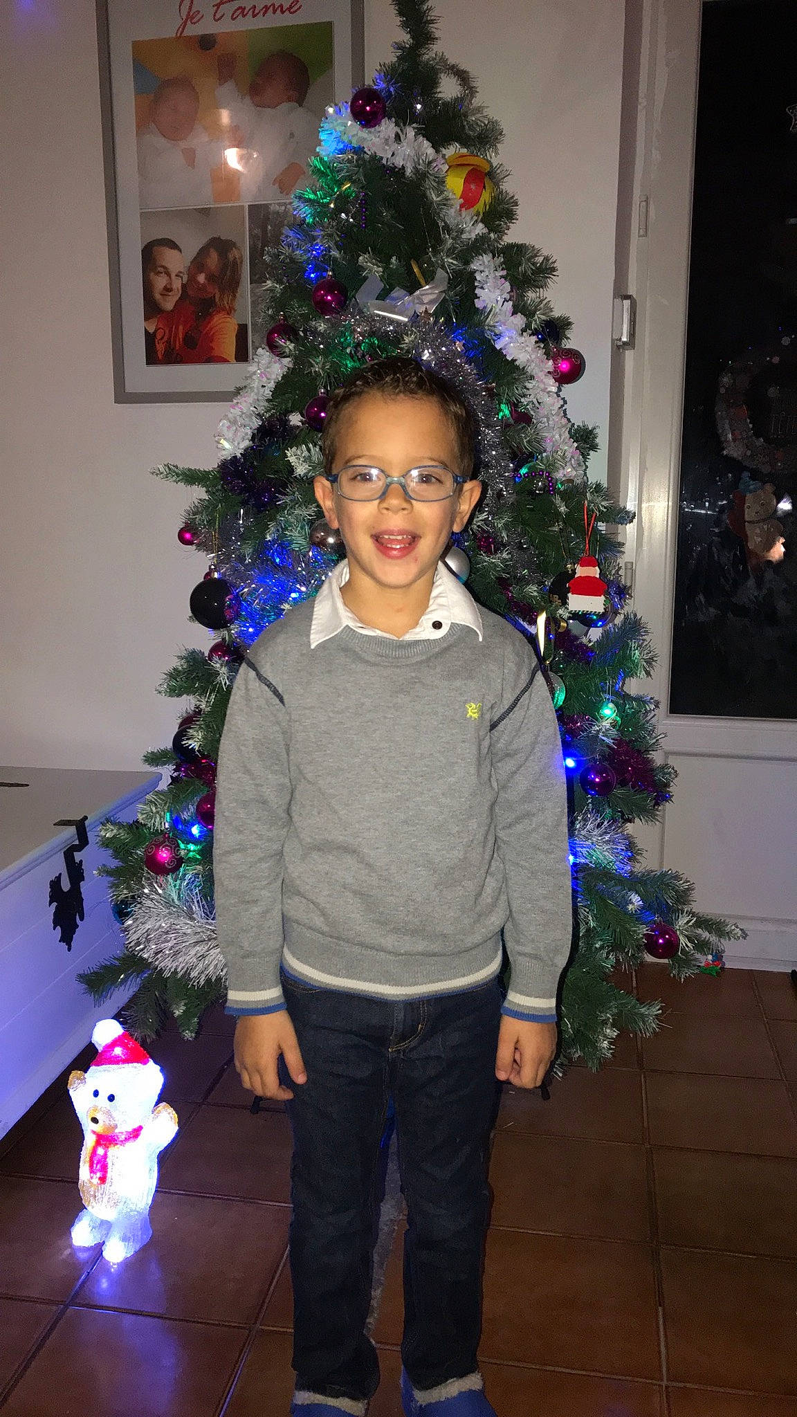 Maxime a rejoint le concours — aidez-le/la à gagner de superbes lots ! christmas, christmas_decoration, christmas_eve, christmas_lights, christmas_ornament, christmas_tree, conifer, event, fir, hairstyle, holiday, holiday_ornament, interior_design, joy, outerwear, person, pine, pine_family, plant, standing