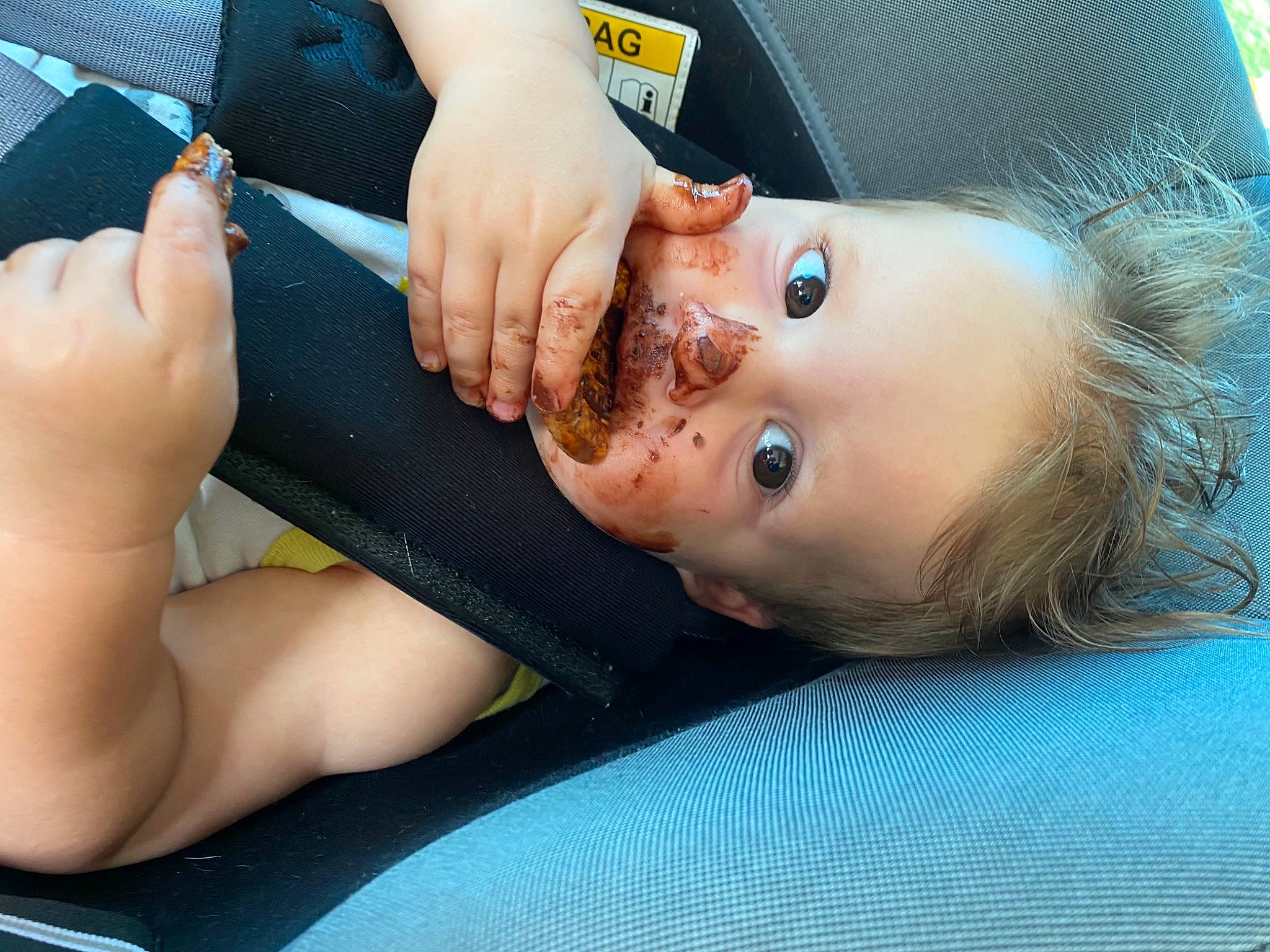 Louis participe au concours pour gagner de l'argent avec cette photo : arm, baby, child, ear, finger, hand, leg, mouth, nail, neck, person, thumb