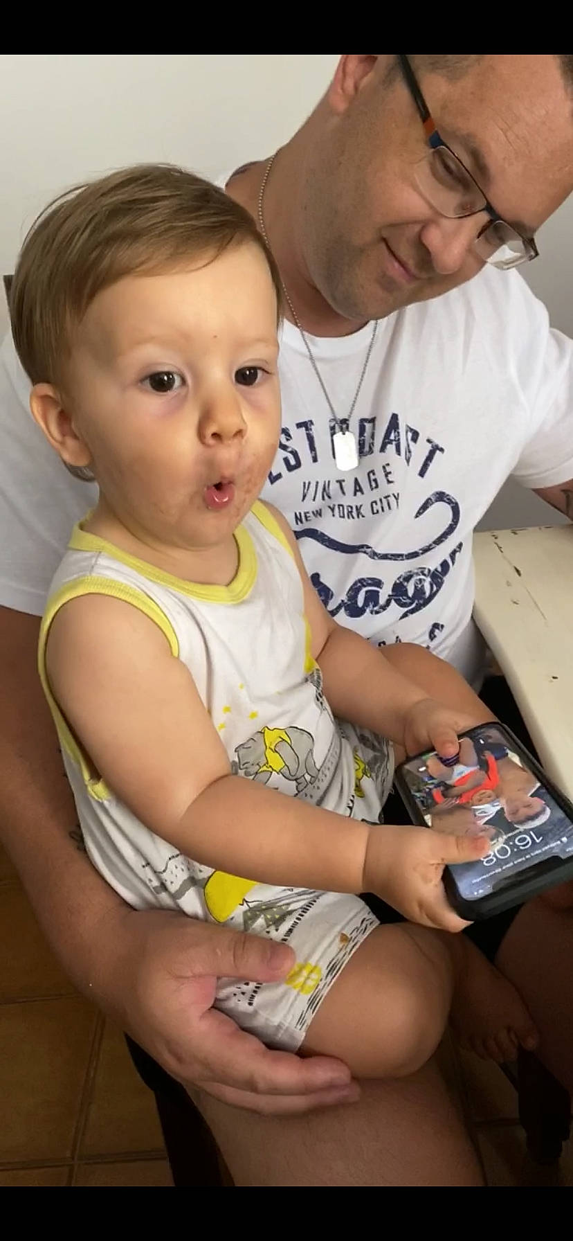 Louis a rejoint le concours — aidez-le/la à gagner de superbes lots ! baby, child, ear, leg, person, play, surprise, toddler