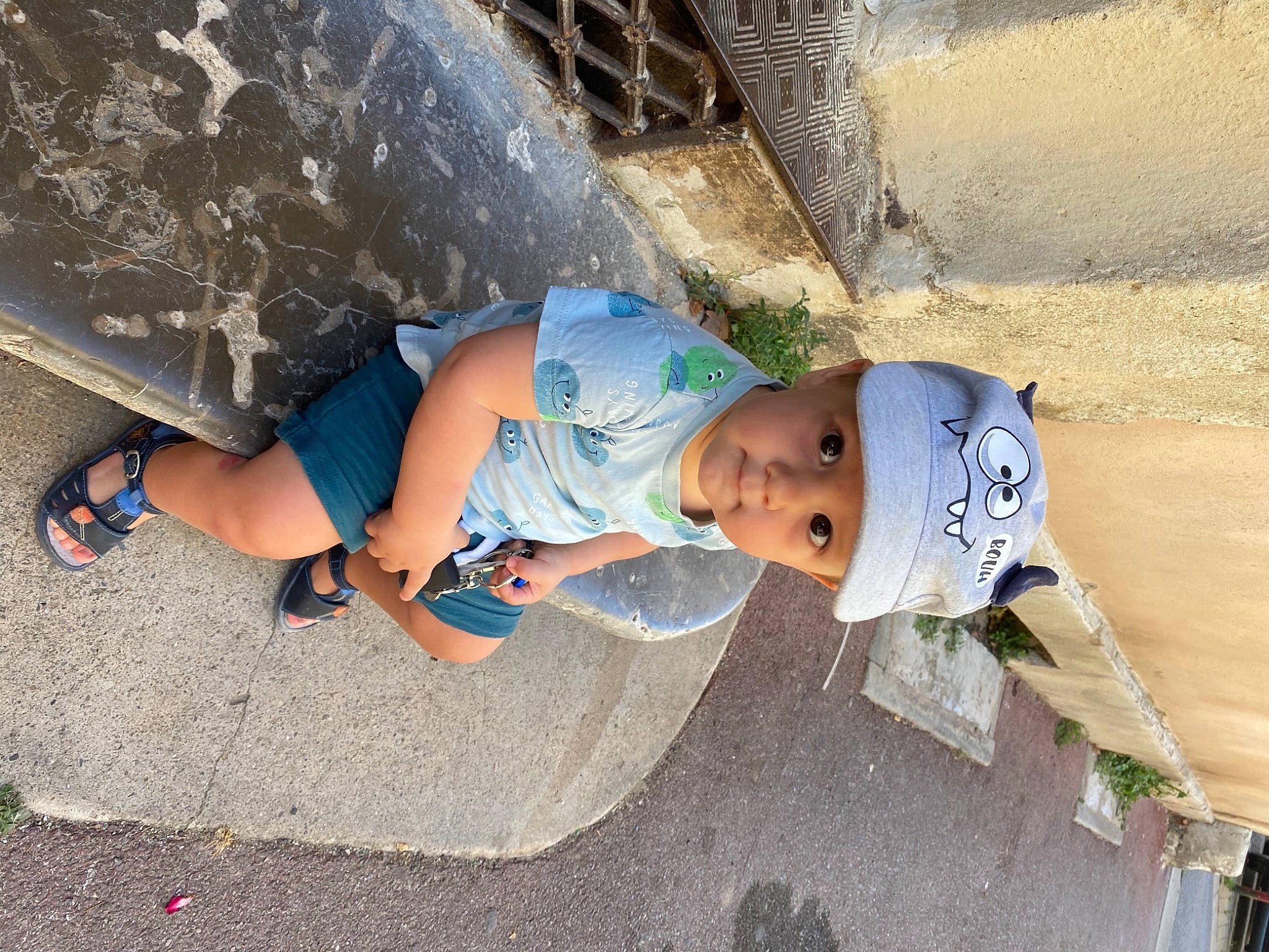 Louis participe au concours pour gagner de l'argent avec cette photo : child, headwear, person, play, smile, toddler, vacation