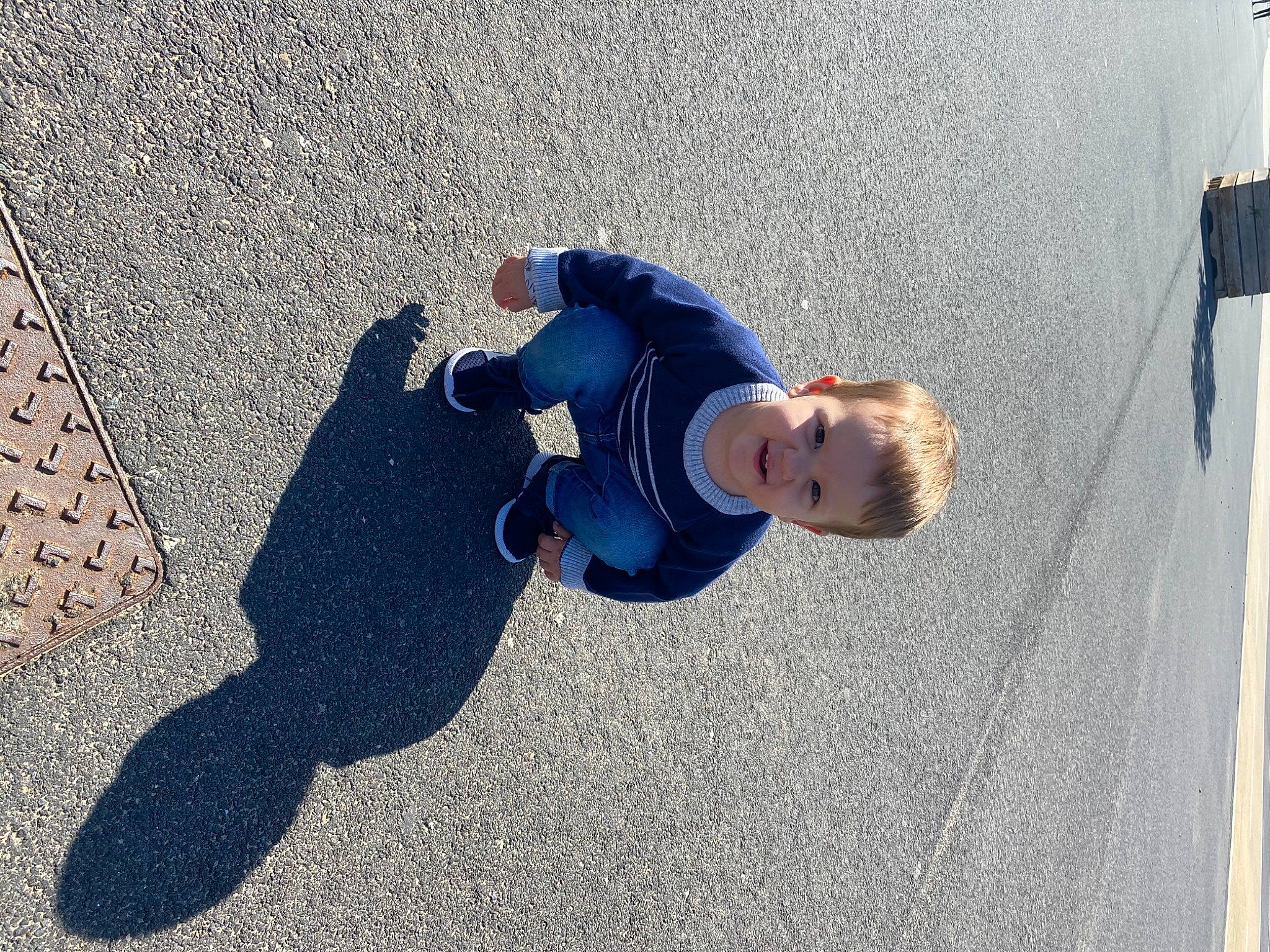 Louis a rejoint le concours — aidez-le/la à gagner de superbes lots ! child, fun, person, shadow