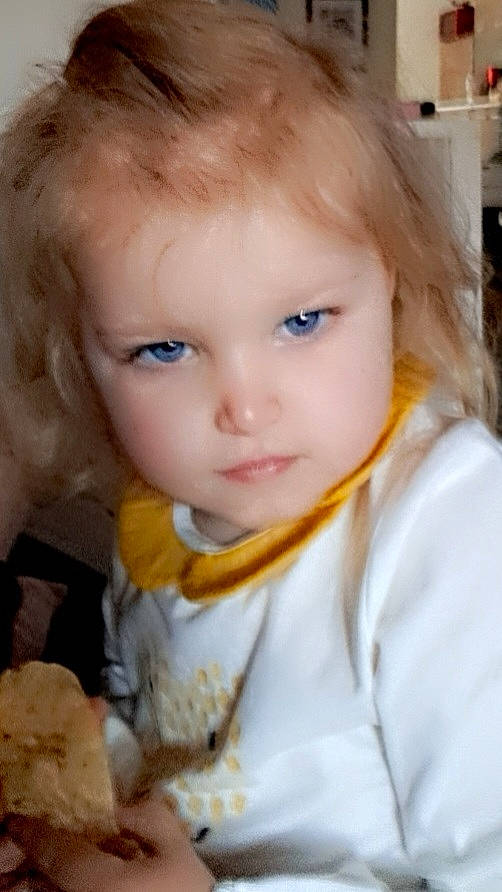 Clara participe au concours pour gagner de l'argent avec cette photo : baby_toddler_clothing, bangs, blond, brown_hair, cheek, child, eyebrow, eyelash, fun, fur, hair_coloring, iris, lip, mammal, nose, outerwear, person, portrait_photography, skin, toddler