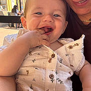 Marin a rejoint le concours — aidez-le/la à gagner de superbes lots ! baby, child, smiling, happy, person, face, hand, clothing, button, fabric, adult, outdoor, cafe, table, chair, sunlight, skin, head, closeup, portrait