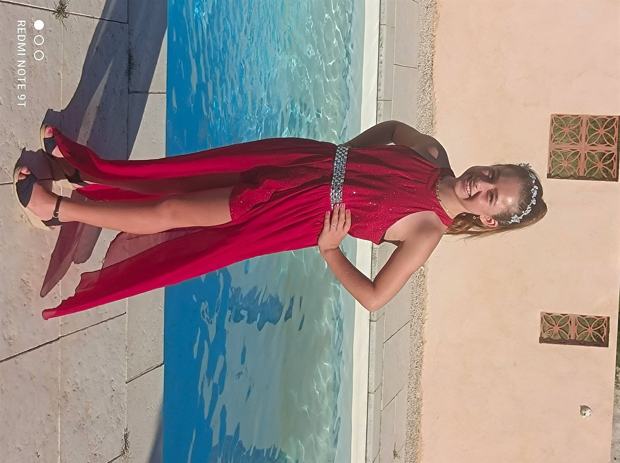 Giulia participe au concours pour gagner de l'argent avec cette photo : arm, art, beauty, dress, electric_blue, fashion_design, formal_wear, fun, happy, human_leg, joy, line, magenta, person, pink, red, shoulder, textile, thigh, trunk