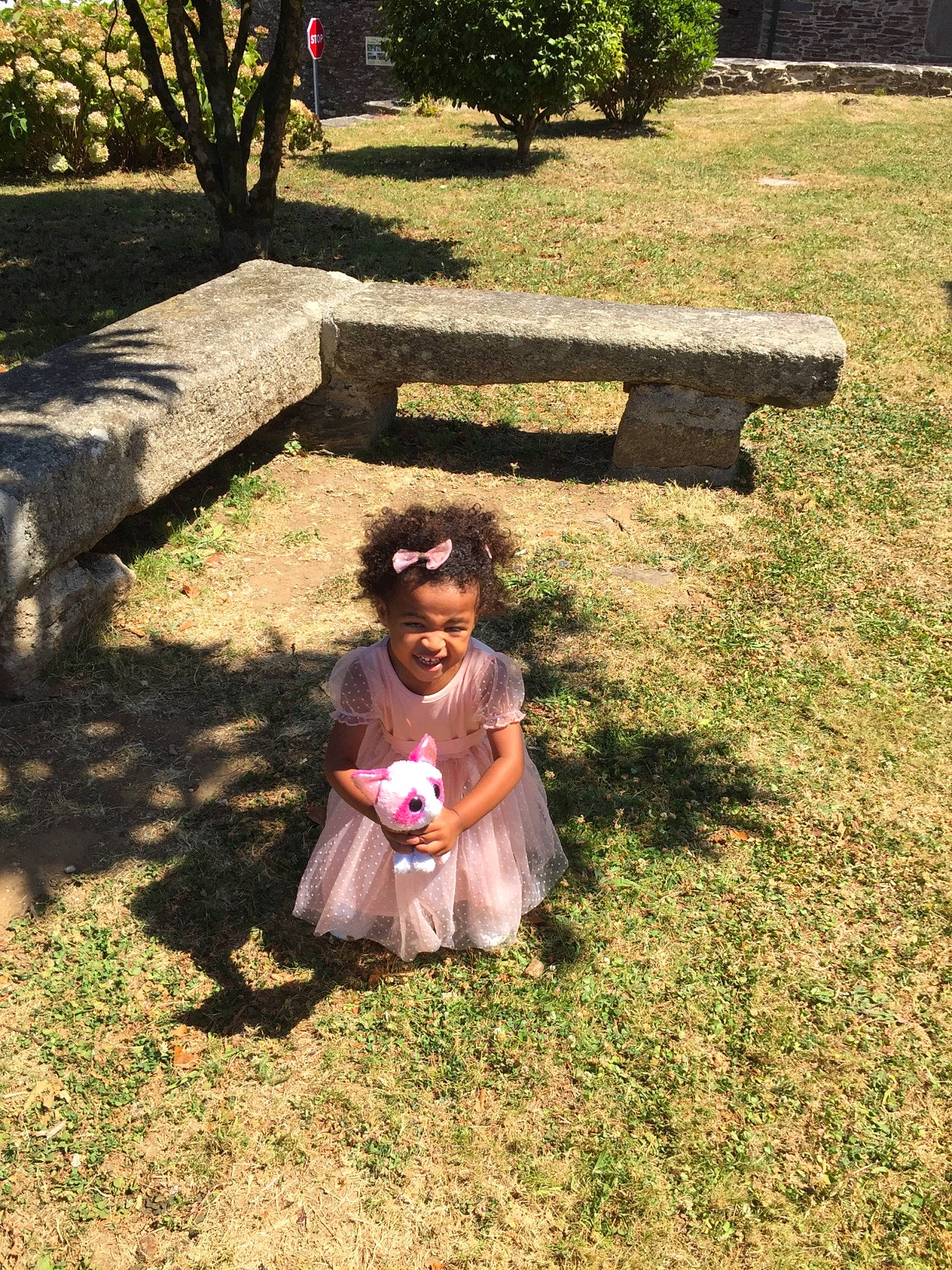 Yasmine a rejoint le concours — aidez-le/la à gagner de superbes lots ! child, fun, garden, grass, grass_family, groundcover, happy, joy, landscape, lawn, leisure, people_in_nature, person, plant, recreation, shrub, sitting, smile, soil, sunlight