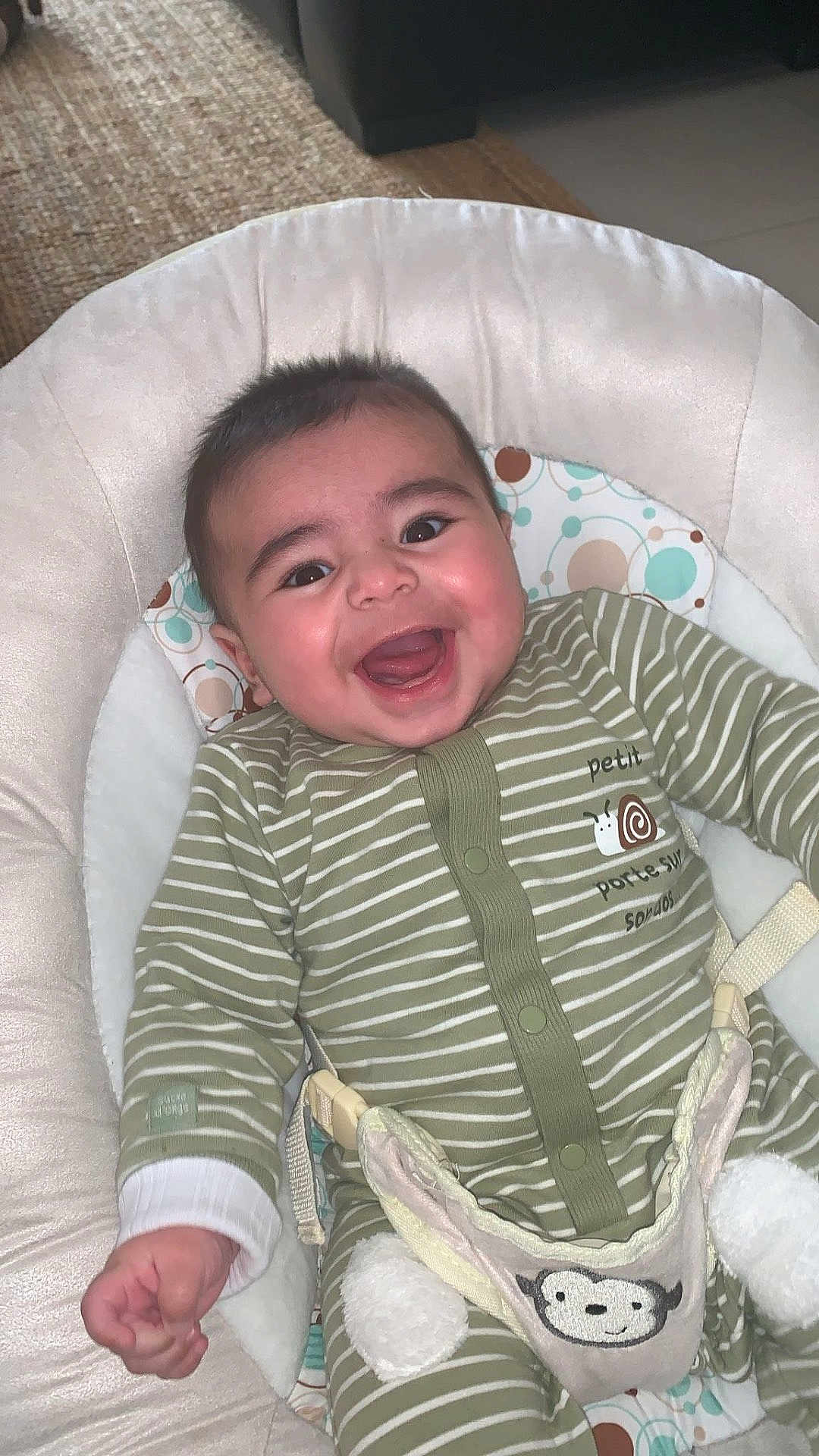 Liam participe au concours pour gagner de l'argent avec cette photo : baby, child, smiling, cute, onesie, striped_clothing, infant, cushion, baby_chair, happy, face, person, indoors, childcare, comfort, playful, young, adorable, joyful, seated