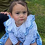 Harmonie a rejoint le concours — aidez-le/la à gagner de superbes lots ! toddler, child, baby, grass, blanket, outdoor, garden, dress, white_clothing, blue_embroidery, hair_clips, daisy, person, sitting, cute, face, portrait, nature, young_child, daylight