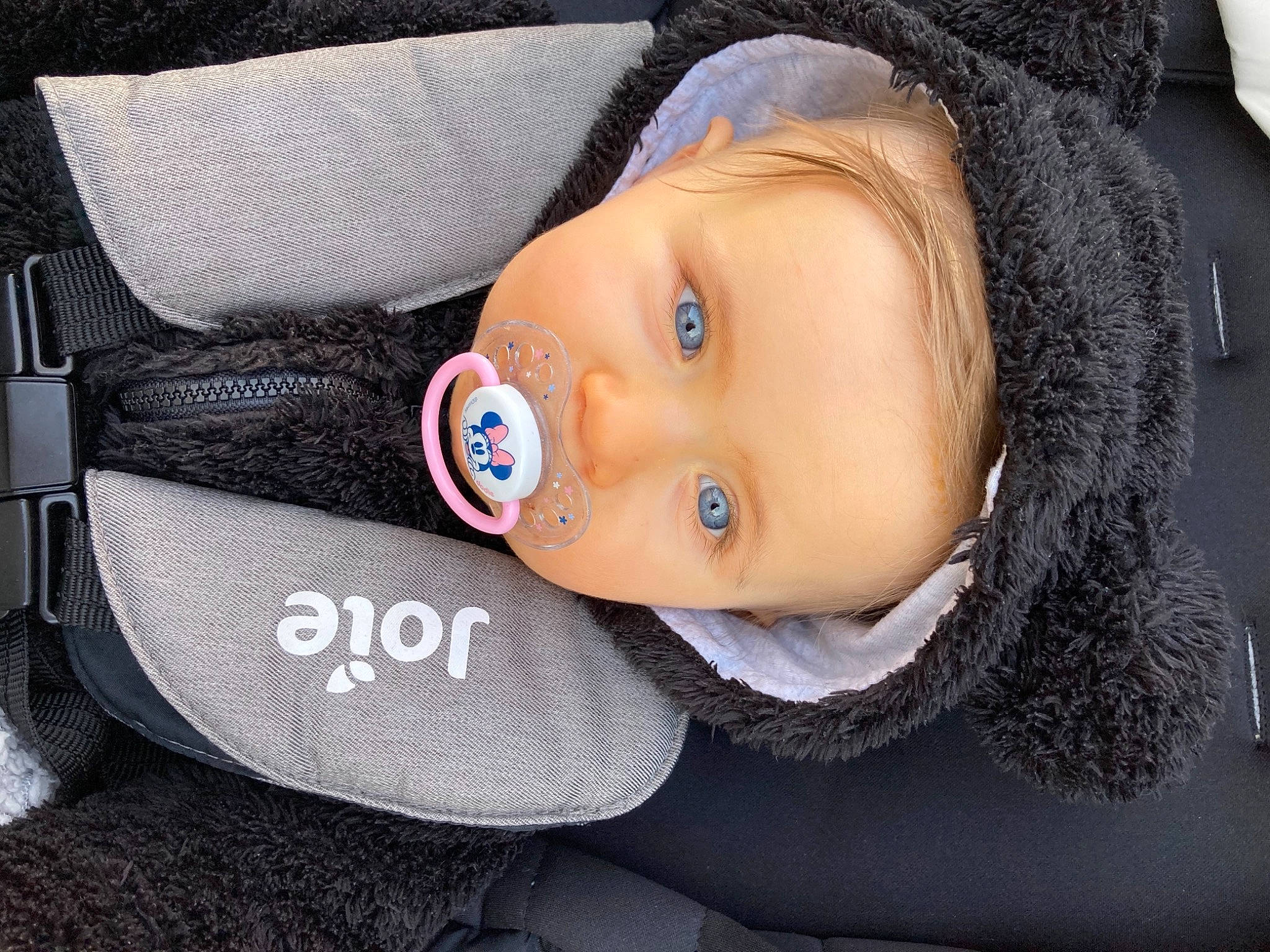 Juliette a rejoint le concours — aidez-le/la à gagner de superbes lots ! auto_part, baby, button, cap, car_seat, cheek, child, electric_blue, eye, eyebrow, eyelash, fashion_accessory, hat, headgear, headwear, jacket, lip, nose, person, toddler