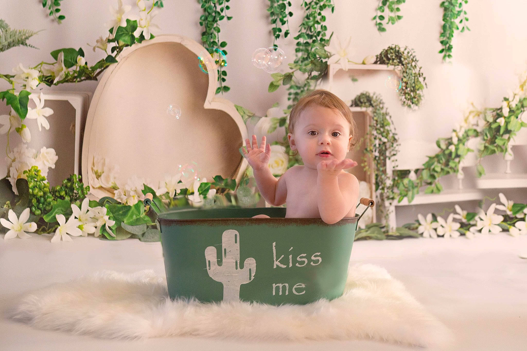 éden participe au concours pour gagner de l'argent avec cette photo : baby, child, event, fashion_accessory, floral_design, floristry, flower_arranging, flowerpot, green, happy, houseplant, leaf, lighting, person, pink, plant, porcelain, room, serveware, snapshot