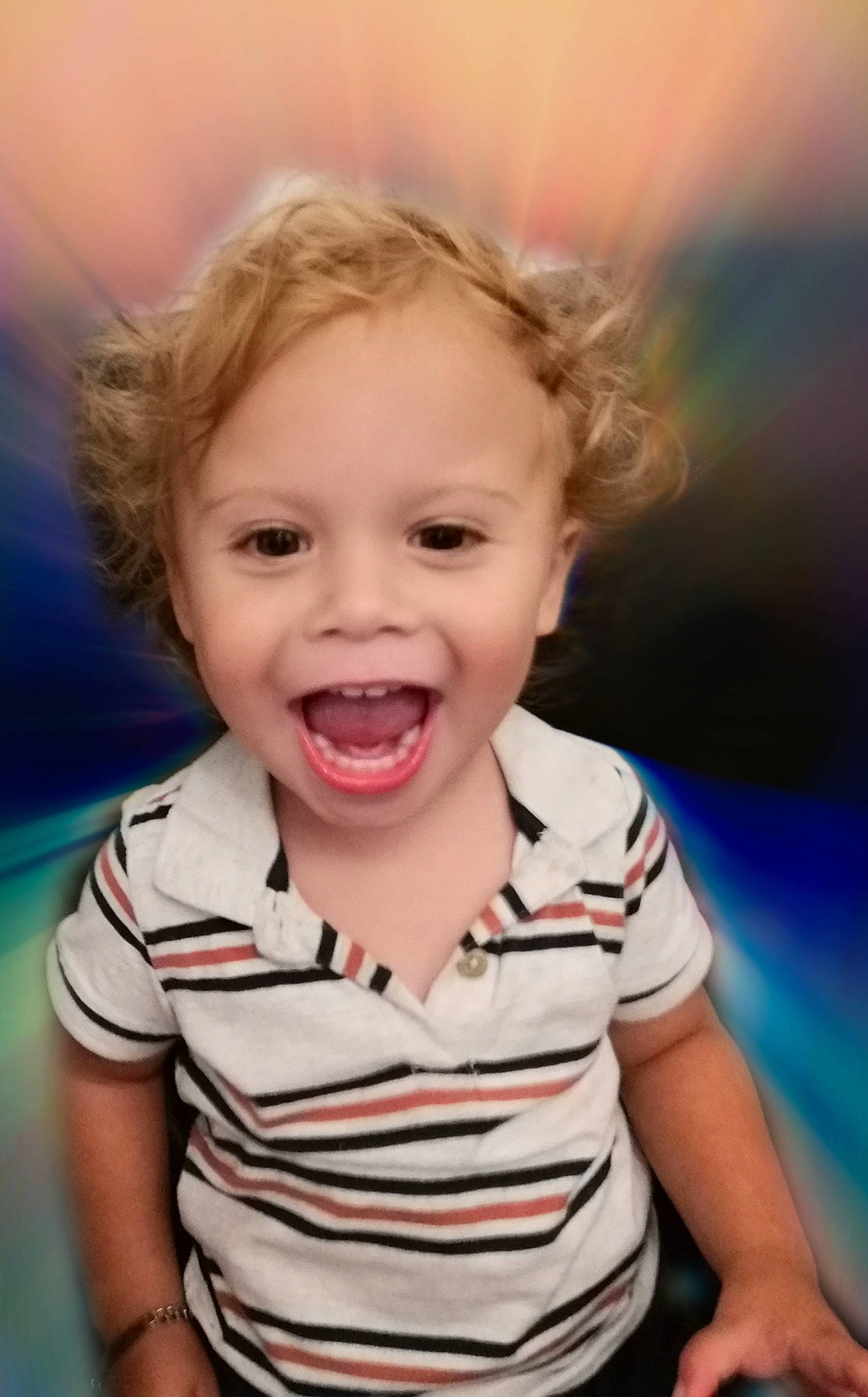 éden a rejoint le concours — aidez-le/la à gagner de superbes lots ! arm, baby, blond, cheek, child, chin, eyelash, flash_photography, fun, grass, happy, leisure, lip, mouth, nose, person, skin, sleeve, smile, t_shirt