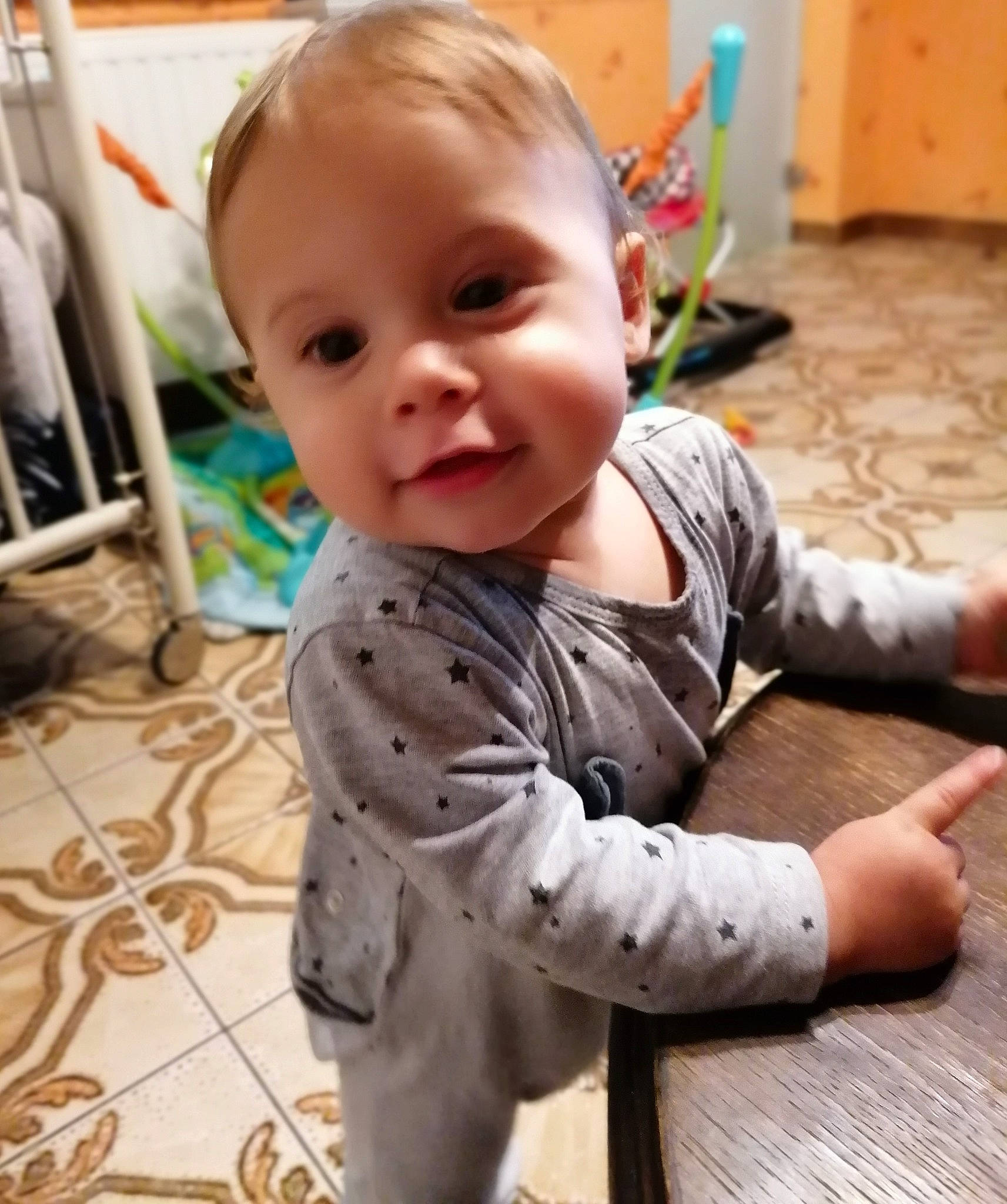 éden a rejoint le concours — aidez-le/la à gagner de superbes lots ! arm, baby, baby_toddler_clothing, cheek, child, face, head, outerwear, person, play, sitting, skin, sleeve, smile, toddler