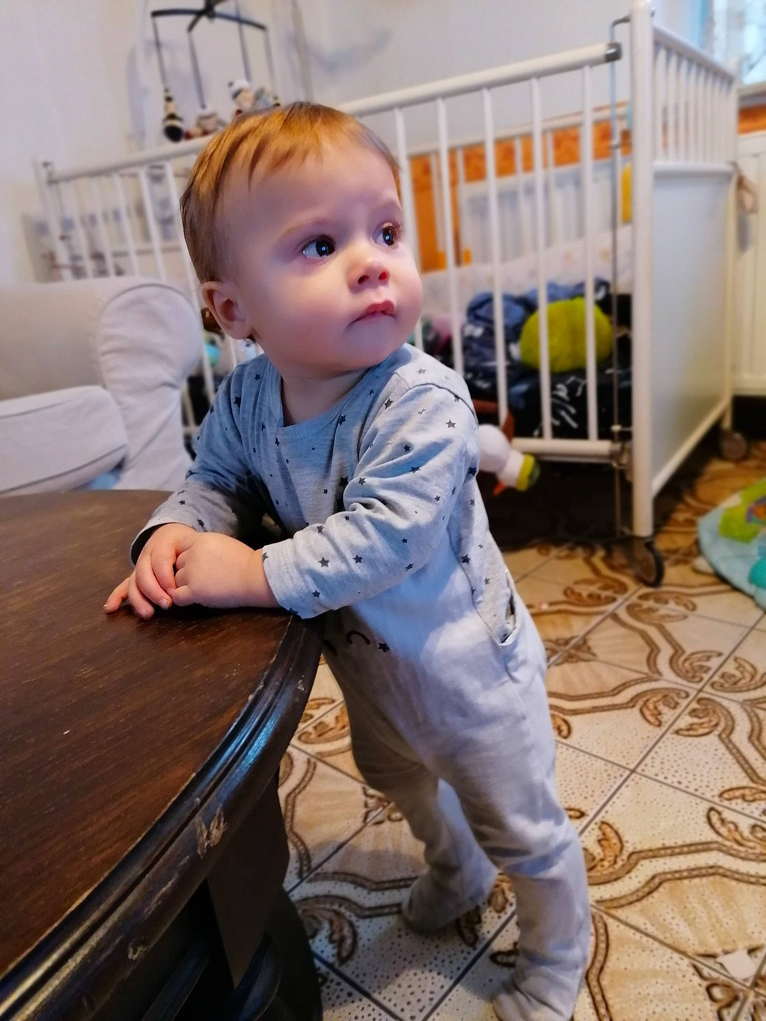 éden participe au concours pour gagner de l'argent avec cette photo : baby, cheek, child, person, play, product, room, sitting, skin, sleeve, smile, toddler