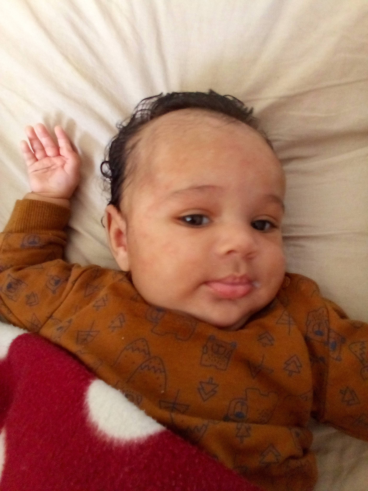 Hänäe participe au concours pour gagner de l'argent avec cette photo : baby, baby_toddler_clothing, cheek, comfort, eyebrow, eyelash, flooring, gesture, hairstyle, happy, iris, linens, lip, mouth, neck, nose, person, pink, skin, sleeve