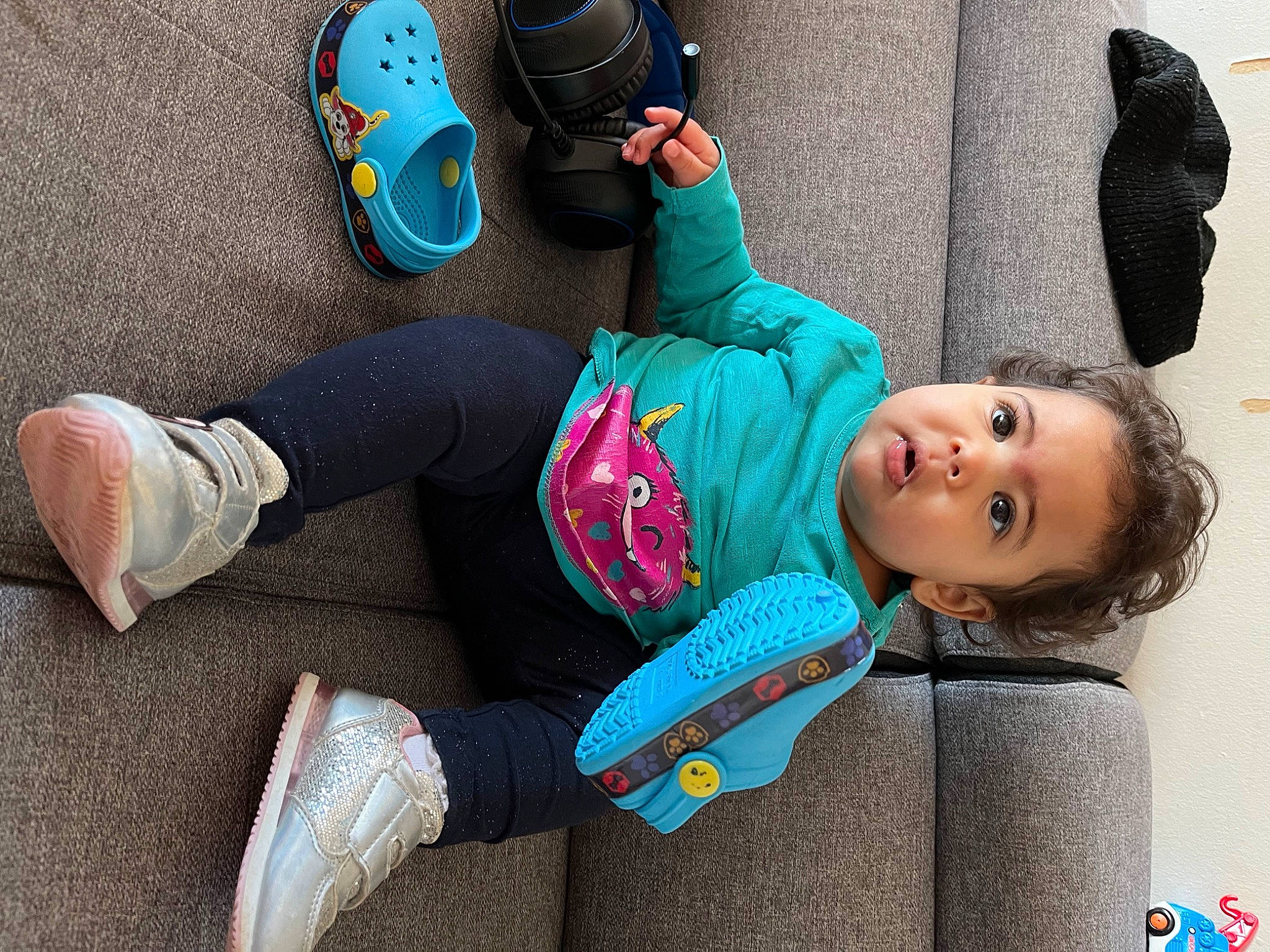 Iris a rejoint le concours — aidez-le/la à gagner de superbes lots ! child, comfort, denim, electric_blue, fashion_accessory, foot, fun, happy, hat, human_leg, jeans, joint, knee, leisure, person, sitting, sock, thigh, toddler, travel