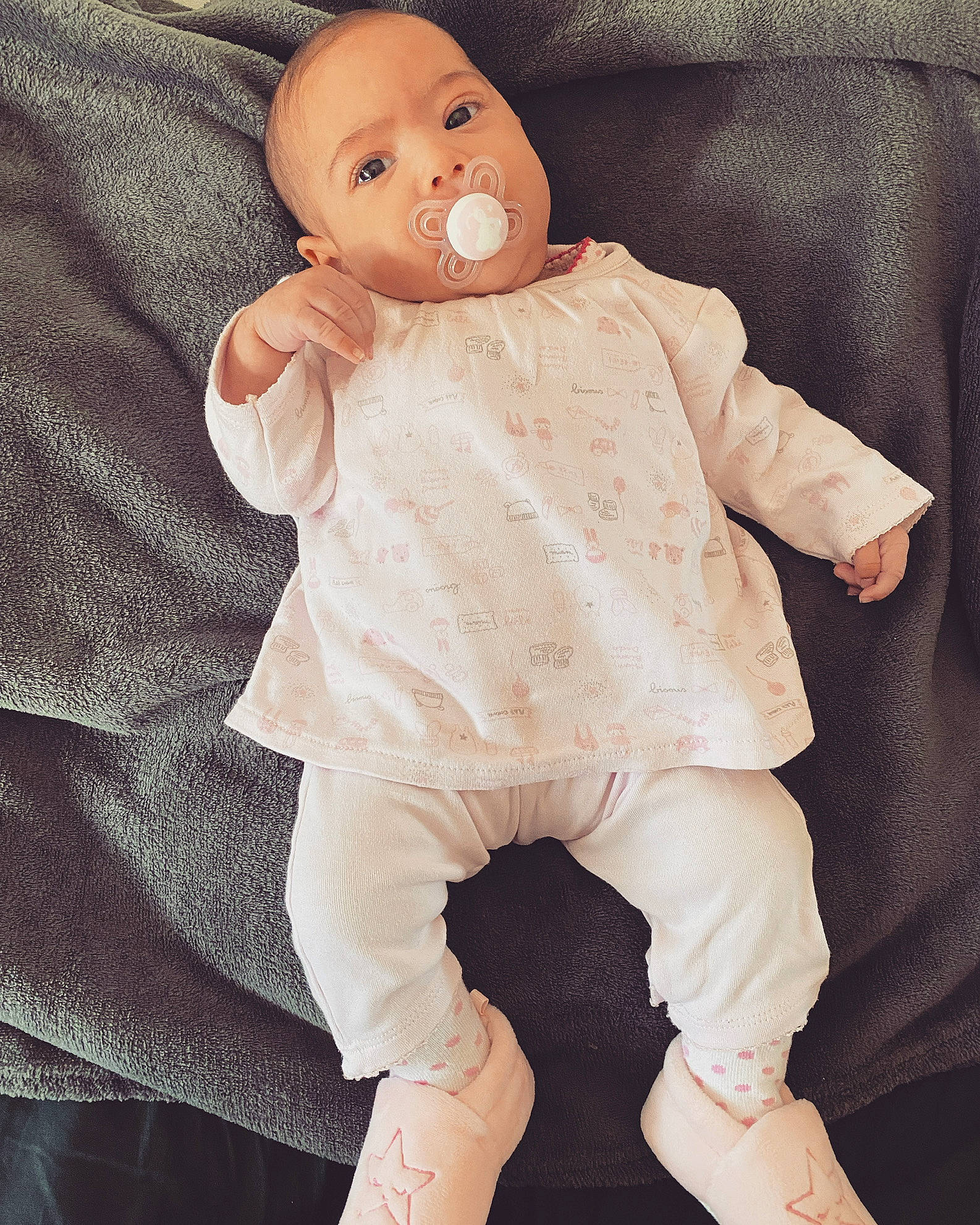 Iris participe au concours pour gagner de l'argent avec cette photo : baby, baby_toddler_clothing, beige, cheek, child, chin, comfort, doll, dress_shirt, eye, face, gesture, head, nose, person, pink, product, skin, sleeve, toy