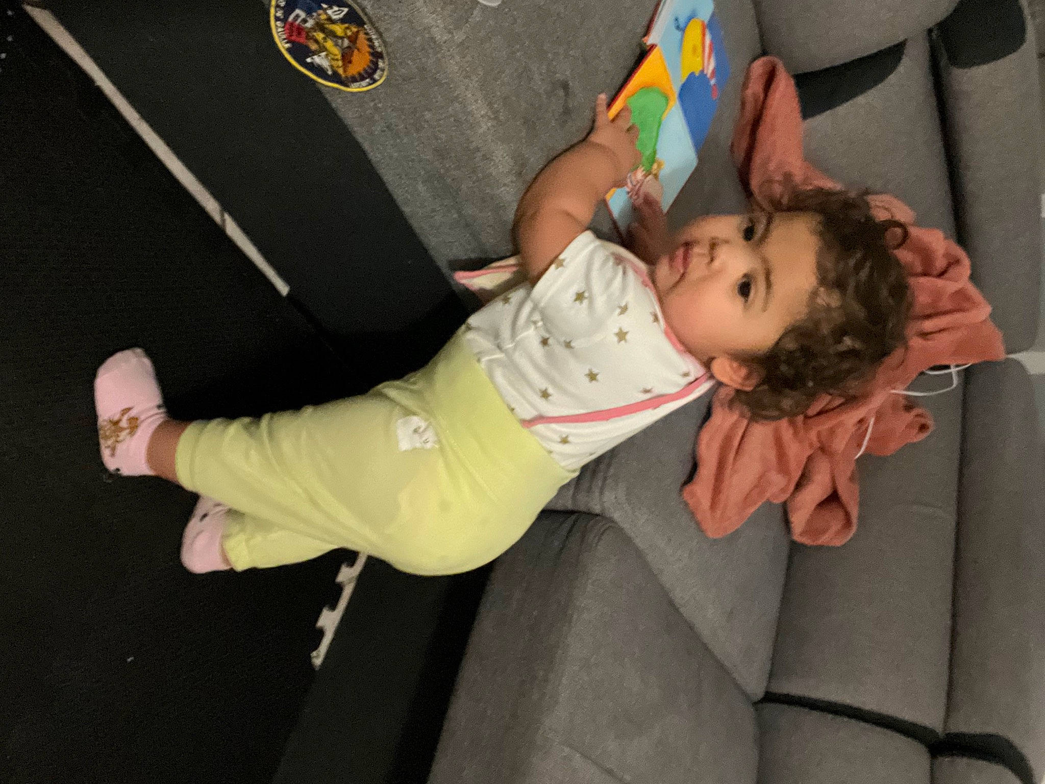 Iris a rejoint le concours — aidez-le/la à gagner de superbes lots ! baby, baby_products, baby_toddler_clothing, child, event, foot, fun, happy, hat, human_leg, knee, leg, leisure, person, sandal, sitting, sock, thigh, toddler