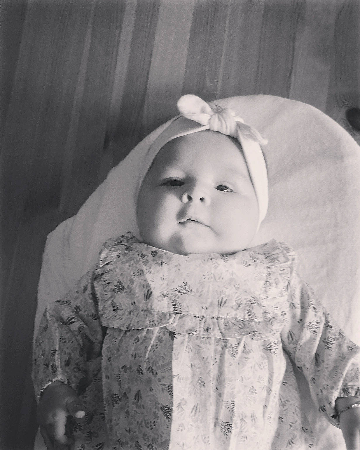 Jade a rejoint le concours — aidez-le/la à gagner de superbes lots ! baby, baby_toddler_clothing, cheek, chin, dress, eye, eyebrow, face, hairstyle, head, headgear, headwear, human_body, iris, lip, mouth, person, skin, sleeve, smile