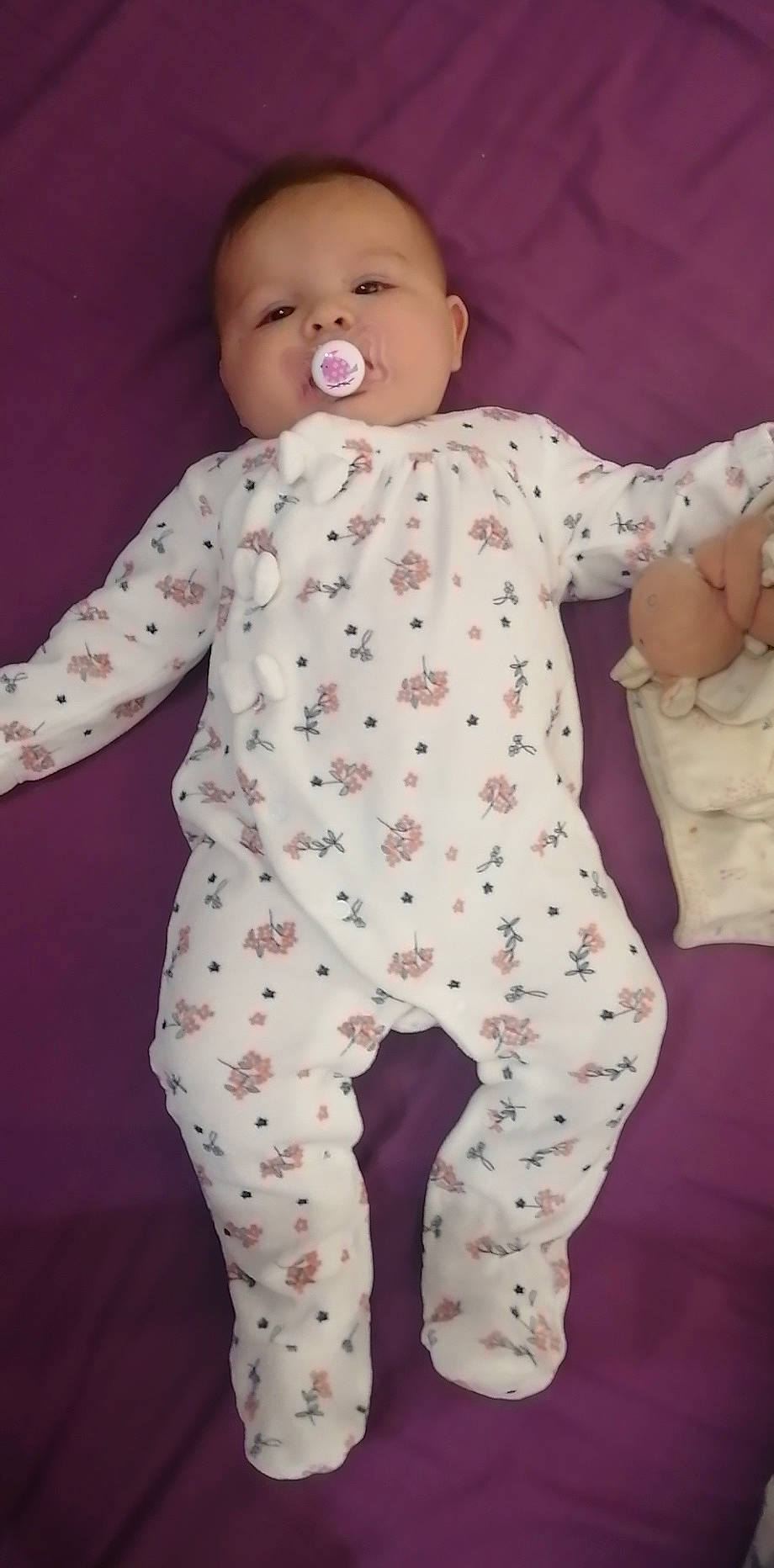 Jade participe au concours pour gagner de l'argent avec cette photo : active_pants, arm, baby, baby_toddler_clothing, eye, face, facial_expression, hairstyle, hand, human_body, joint, mouth, neck, nose, person, shoulder, skin, sleeve, smile, textile