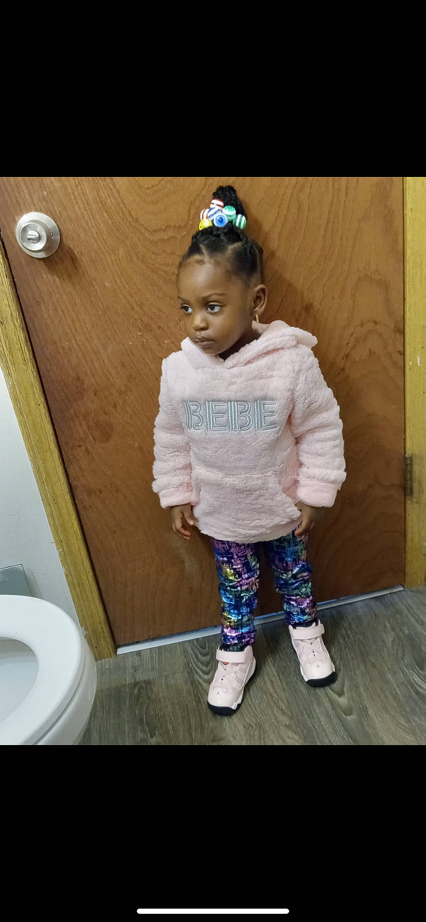 Amor is registered to the contest to win money with this photo: baby_toddler_clothing, child, clothing, door, electric_blue, face, fashion_accessory, fun, happy, jewellery, magenta, pattern, person, sleeve, smile, sock, standing, sunglasses, t_shirt, toddler