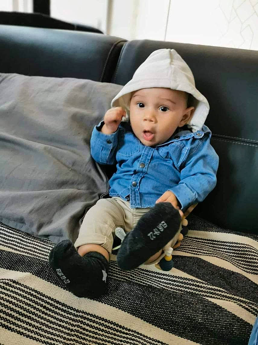 Aydan a rejoint le concours — aidez-le/la à gagner de superbes lots ! baby, baby_toddler_clothing, child, comfort, couch, denim, electric_blue, flash_photography, flooring, hat, headwear, linens, luxury_vehicle, pattern, person, plaid, product, room, sitting, sun_hat