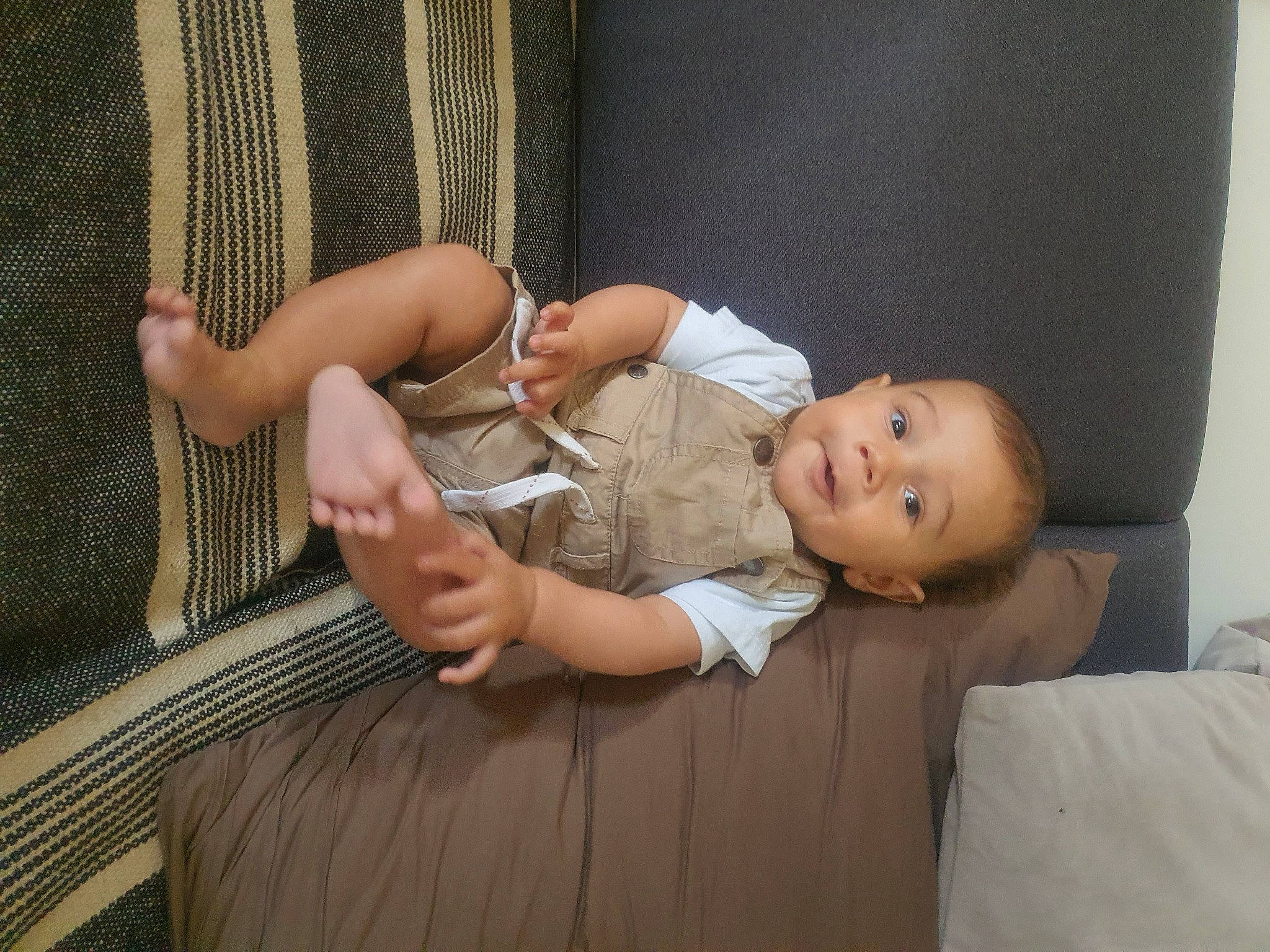 Aydan a rejoint le concours — aidez-le/la à gagner de superbes lots ! baby, baby_products, baby_toddler_clothing, chair, child, comfort, flash_photography, flooring, foot, hardwood, human_leg, knee, lap, leg, linens, person, sitting, skin, thigh, toddler