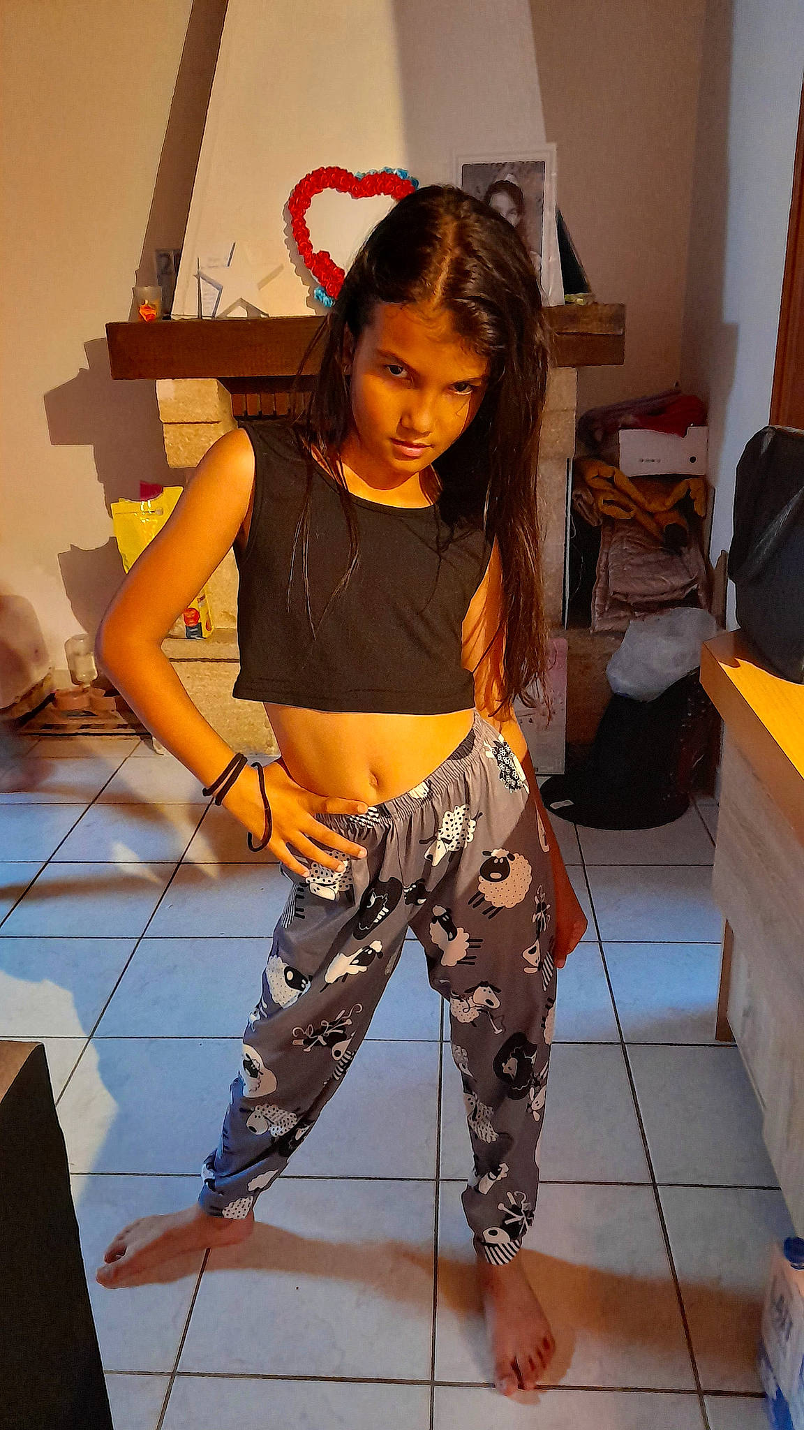 Lola participe au concours pour gagner de l'argent avec cette photo : abdomen, belt, black_hair, brown_hair, dance, denim, drum, fashion_design, fun, hairstyle, human_leg, joint, knee, long_hair, person, shoulder, sportswear, t_shirt, thigh, trunk